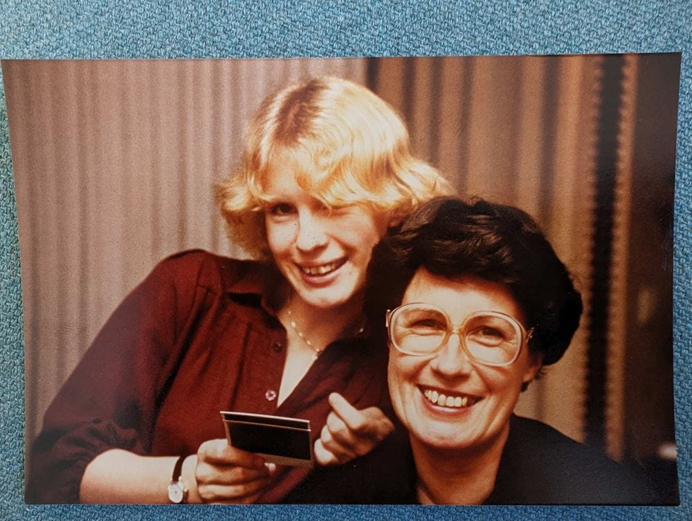Ursula Lindner und ihre Mutter Doris Enning (ehemalige Mitarbeiterin der KNH) in den 70er Jahren. (Quelle: privat)