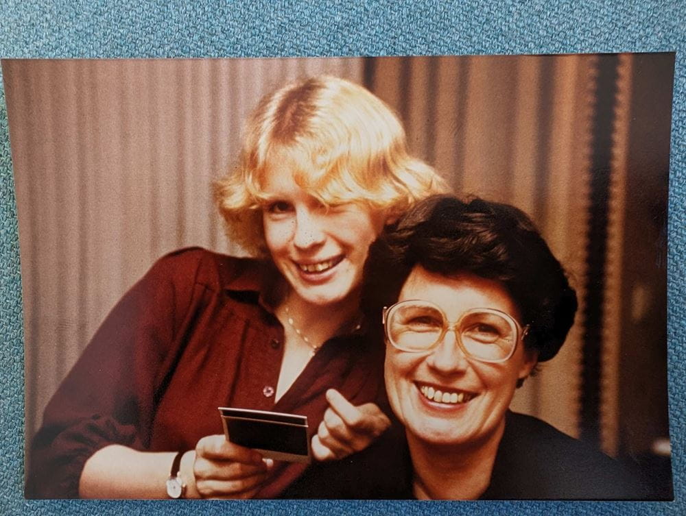 Ursula Lindner und ihre Mutter Doris Enning (ehemalige Mitarbeiterin der KNH) in den 70er Jahren. (Quelle: privat) Ursula Lindner und ihre Mutter Doris Enning (ehemalige Mitarbeiterin der KNH) in den 70er Jahren. (Quelle: privat)