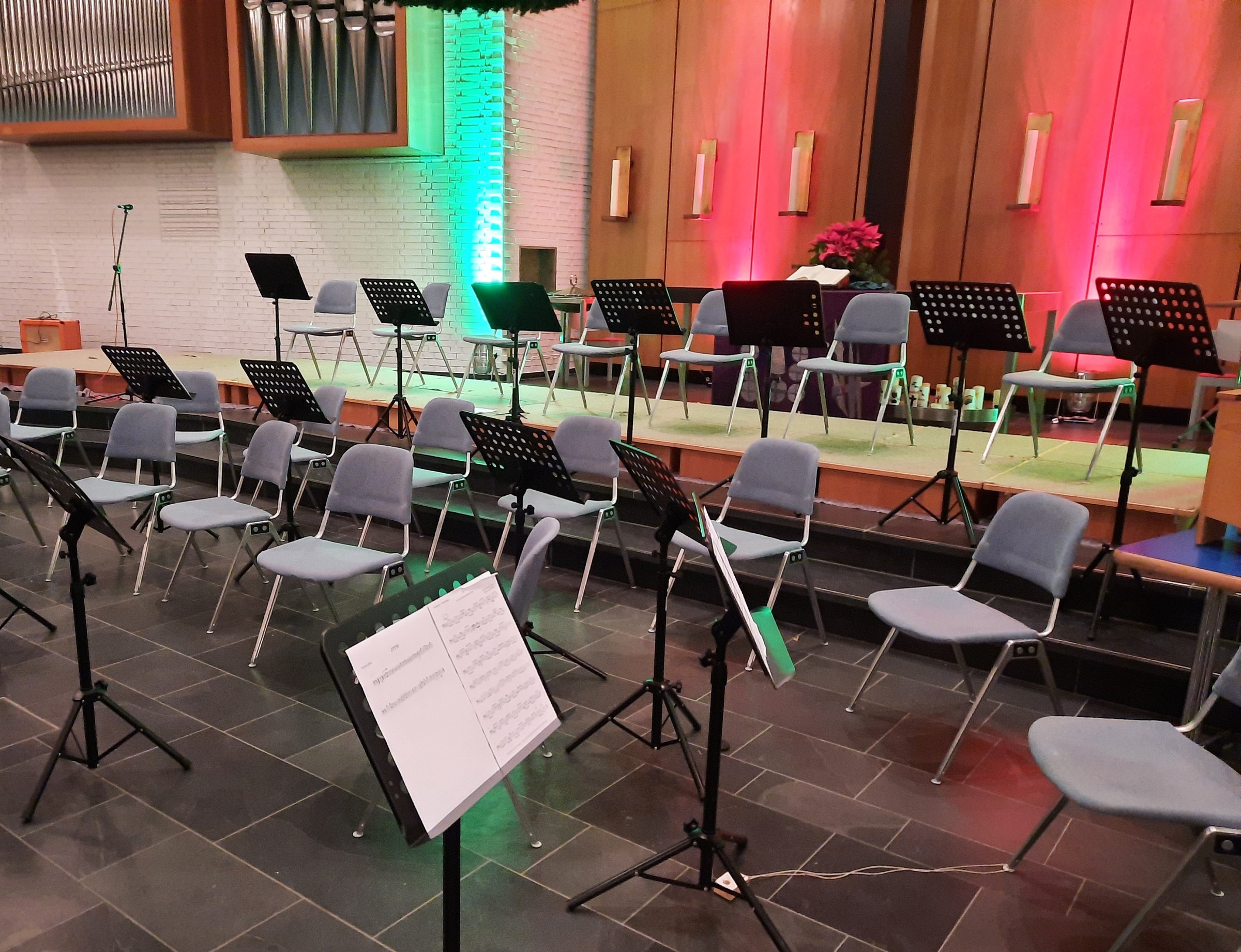 Ein Kirchenraum mit Stühlen für ein Orchester (Quelle: privat) Ein Kirchenraum mit Stühlen für ein Orchester (Quelle: privat)