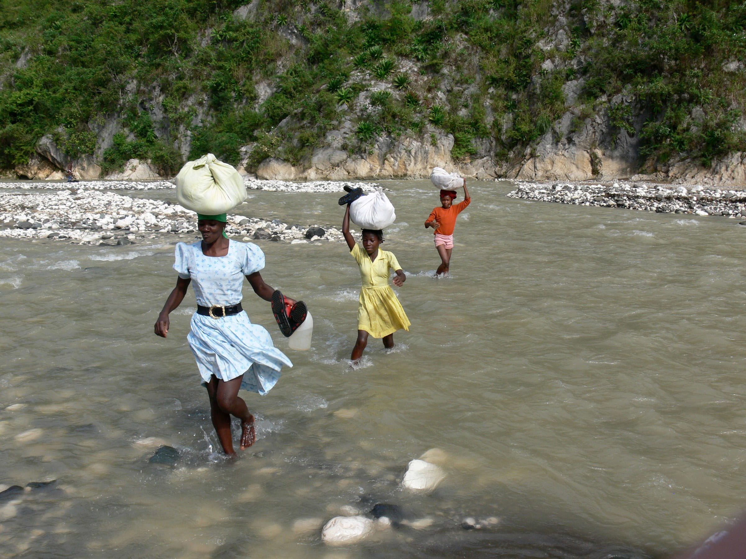 Haiti: Fluchtroute über den Rivière Momance in die Berge südlich von Carrefour (Fotos Jürgen Schübelin)