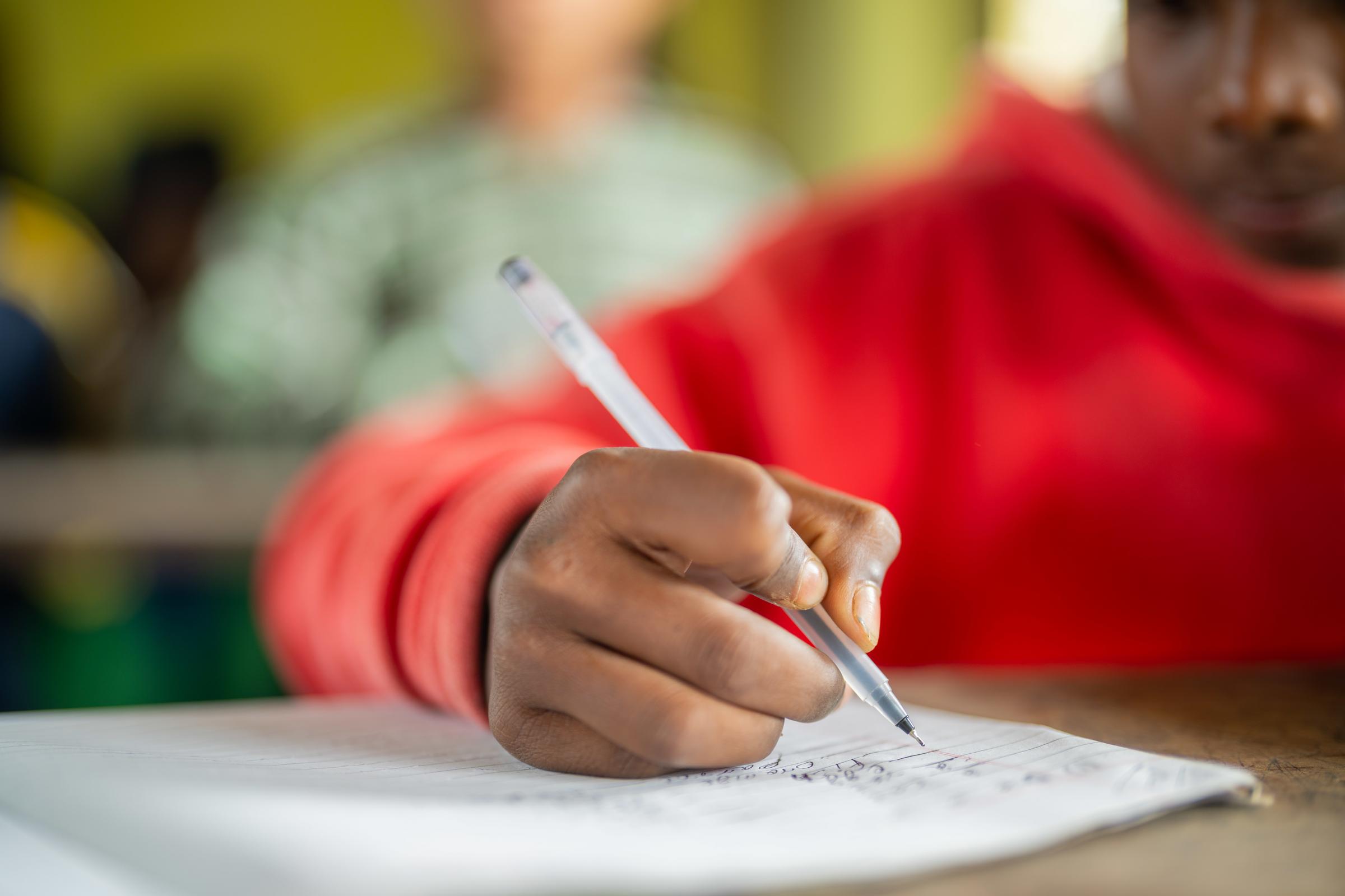Hand, die etwas auf ein Blatt schreibt (Quelle: Jakob Studnar)