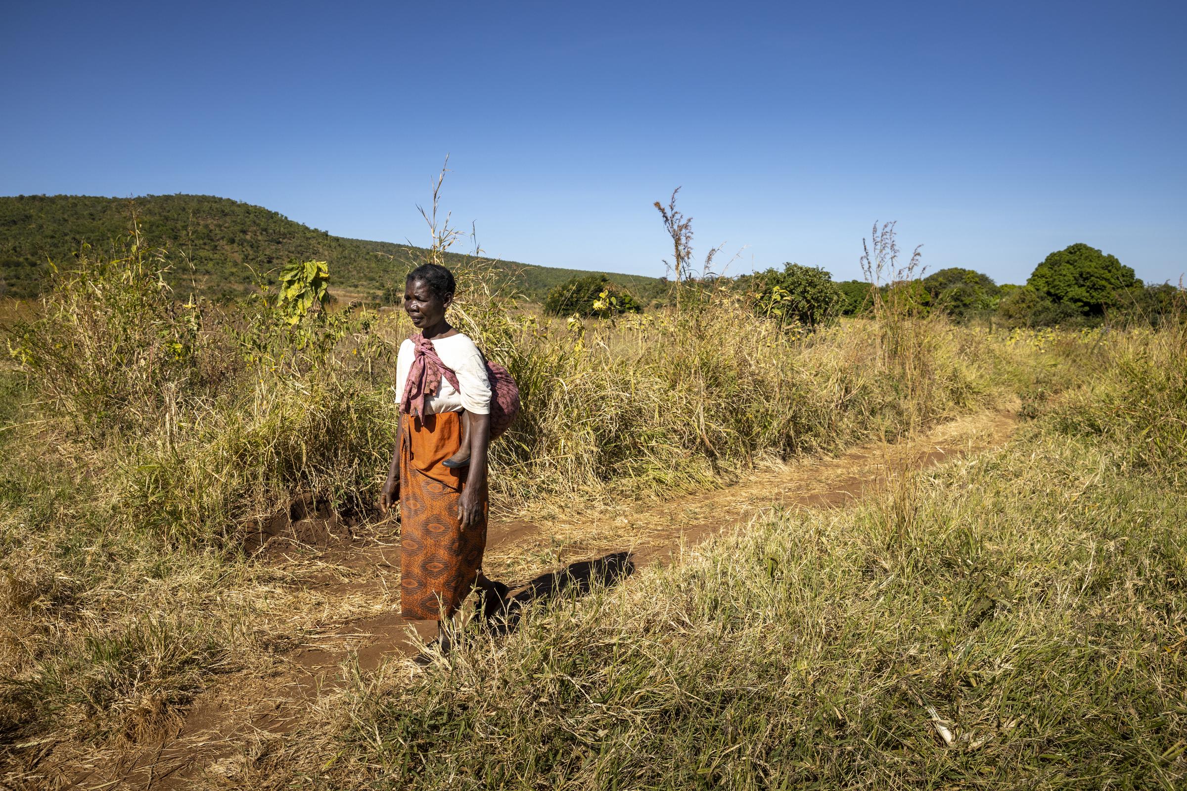 Eine Frau läuft alleine über eine Wiese (Quelle: Christian O. Bruch)