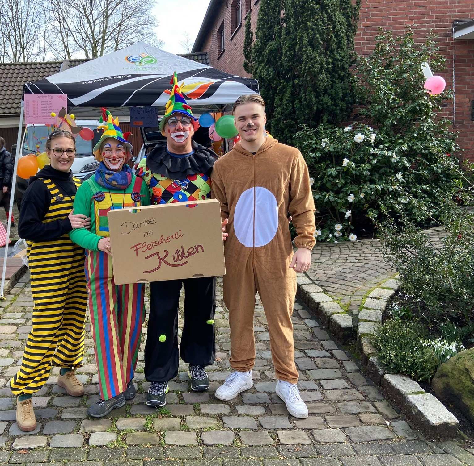 Oberhausen: vier kostümierte Erwachsene (Quelle: privat) Oberhausen: vier kostümierte Erwachsene (Quelle: privat)