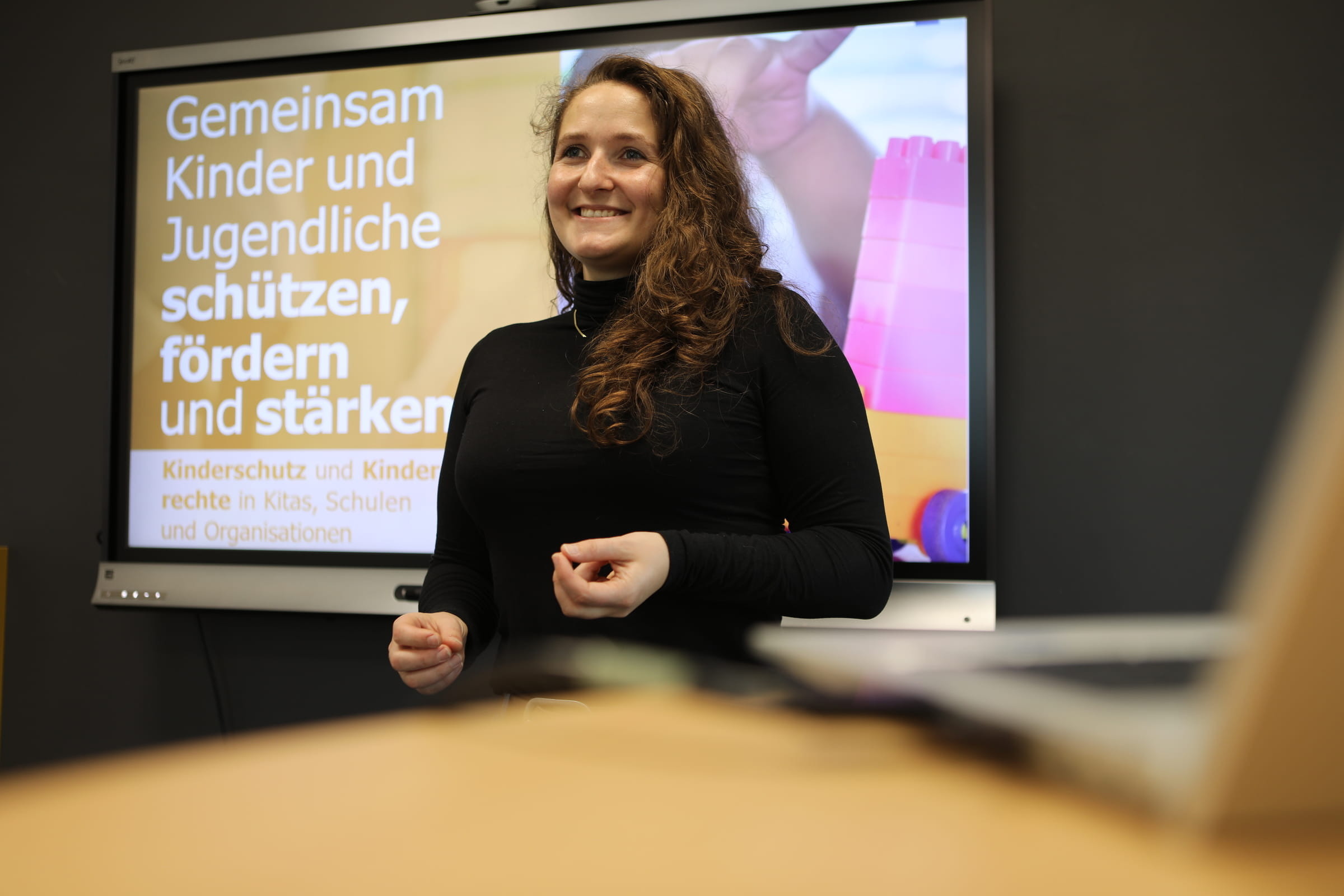 Mitarbeiterin Michelle Katzer von T&C bei einem Seminar (Foto: Katharina Draub/Kindernothilfe)