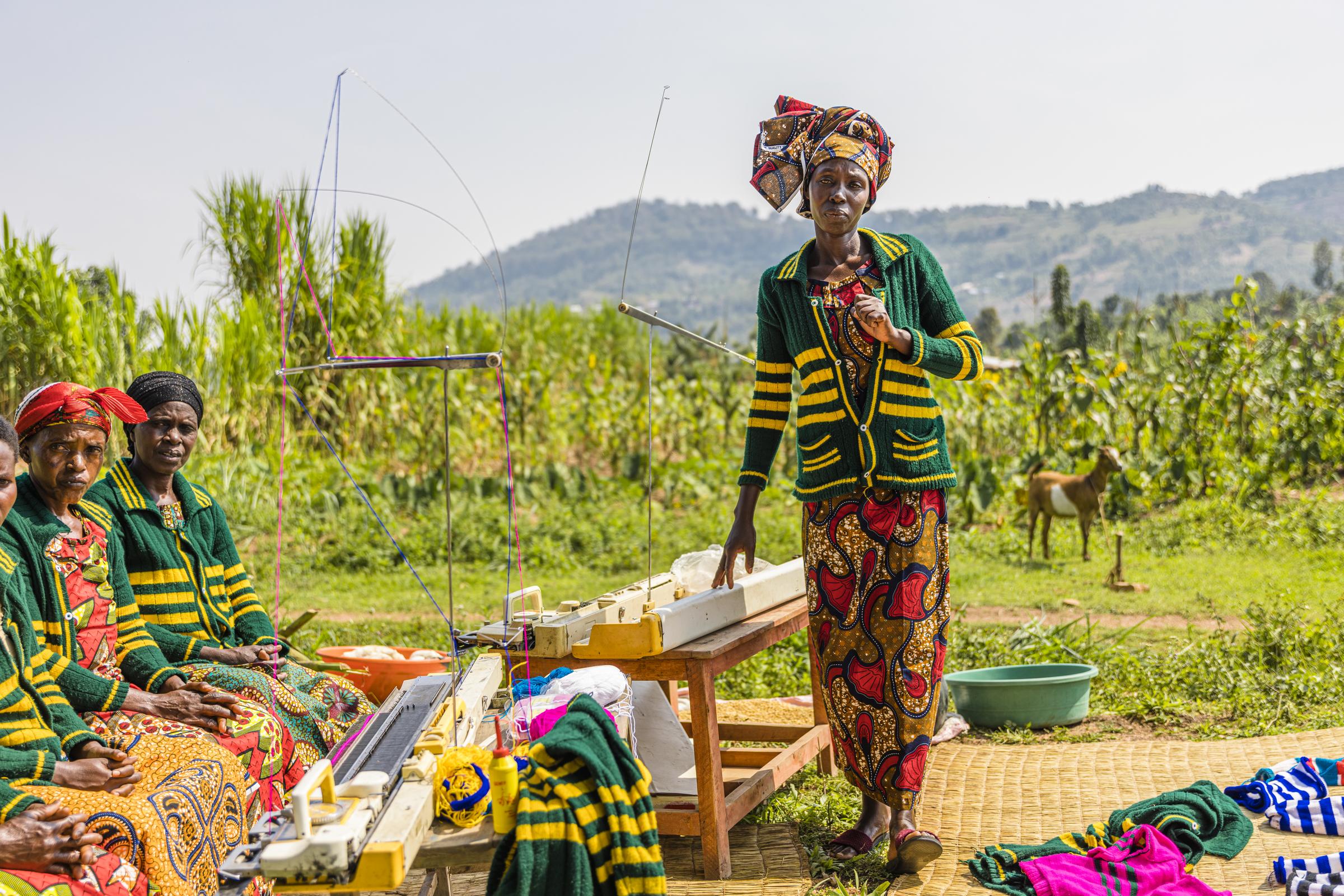 Eine Frauengruppe mit Strickmaschinen und fertigen Kleidungsstücken auf einer Wiese (Quelle: Martin Bondzio) Eine Frauengruppe mit Strickmaschinen und fertigen Kleidungsstücken auf einer Wiese (Quelle: Martin Bondzio)