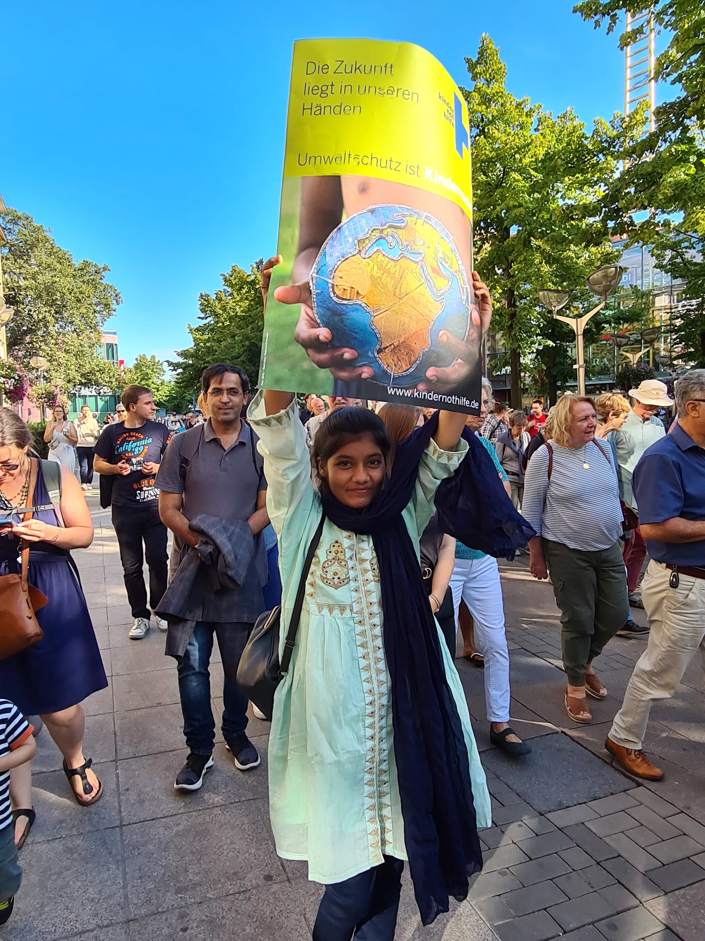 Jugendliche von unseren Partnerorganisationen YFC (Südafrika) und RASTI (Pakistan) beim Klimastreik am 15. September 2023 in Duisburg im Rahmen der Schultour und Jugendkonferenz Jugendliche von unseren Partnerorganisationen YFC (Südafrika) und RASTI (Pakistan) beim Klimastreik am 15. September 2023 in Duisburg im Rahmen der Schultour und Jugendkonferenz