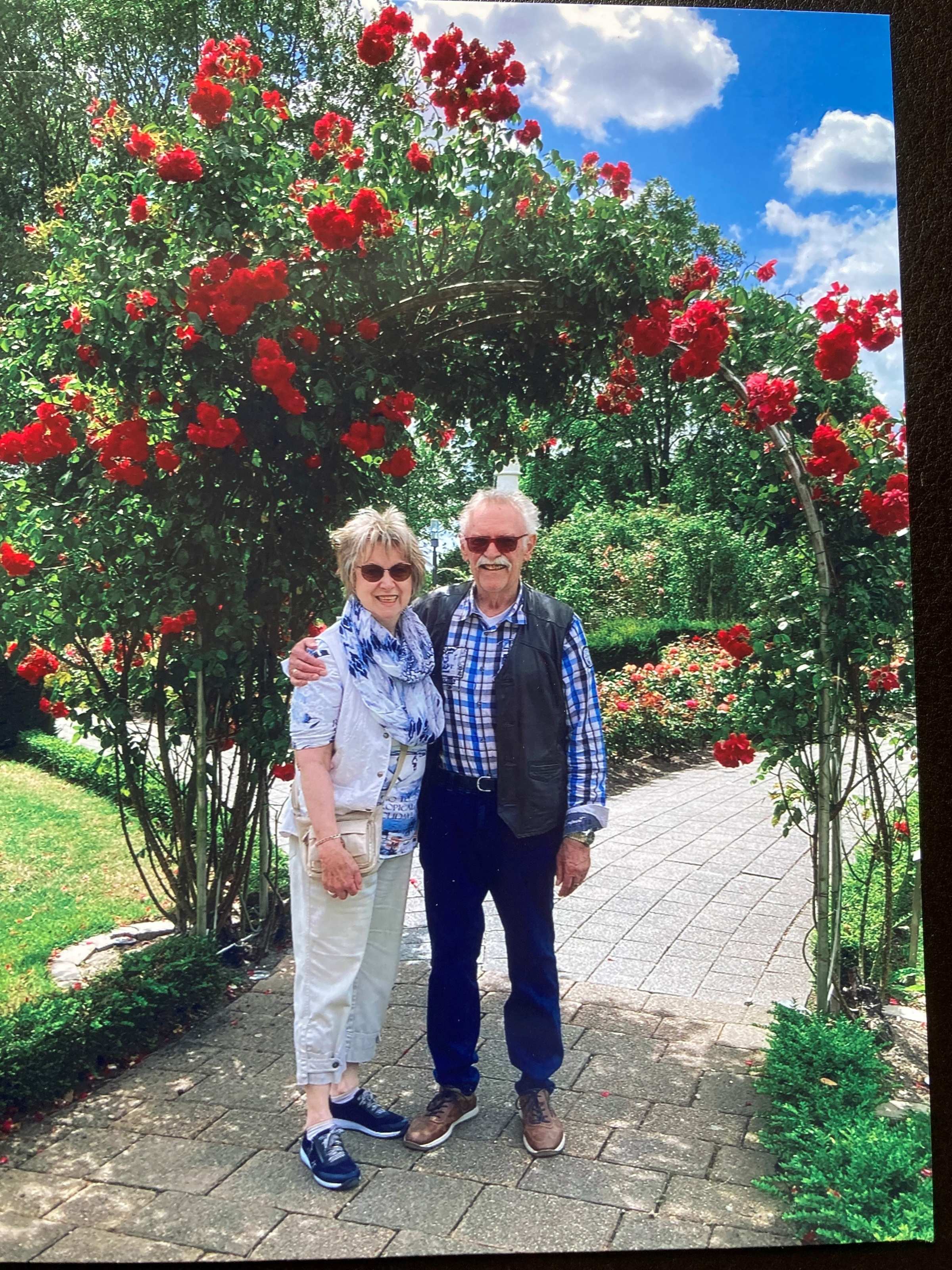 Ilka und Peter Flesch stehen vor einem Rosenbogen (Quelle: privat)