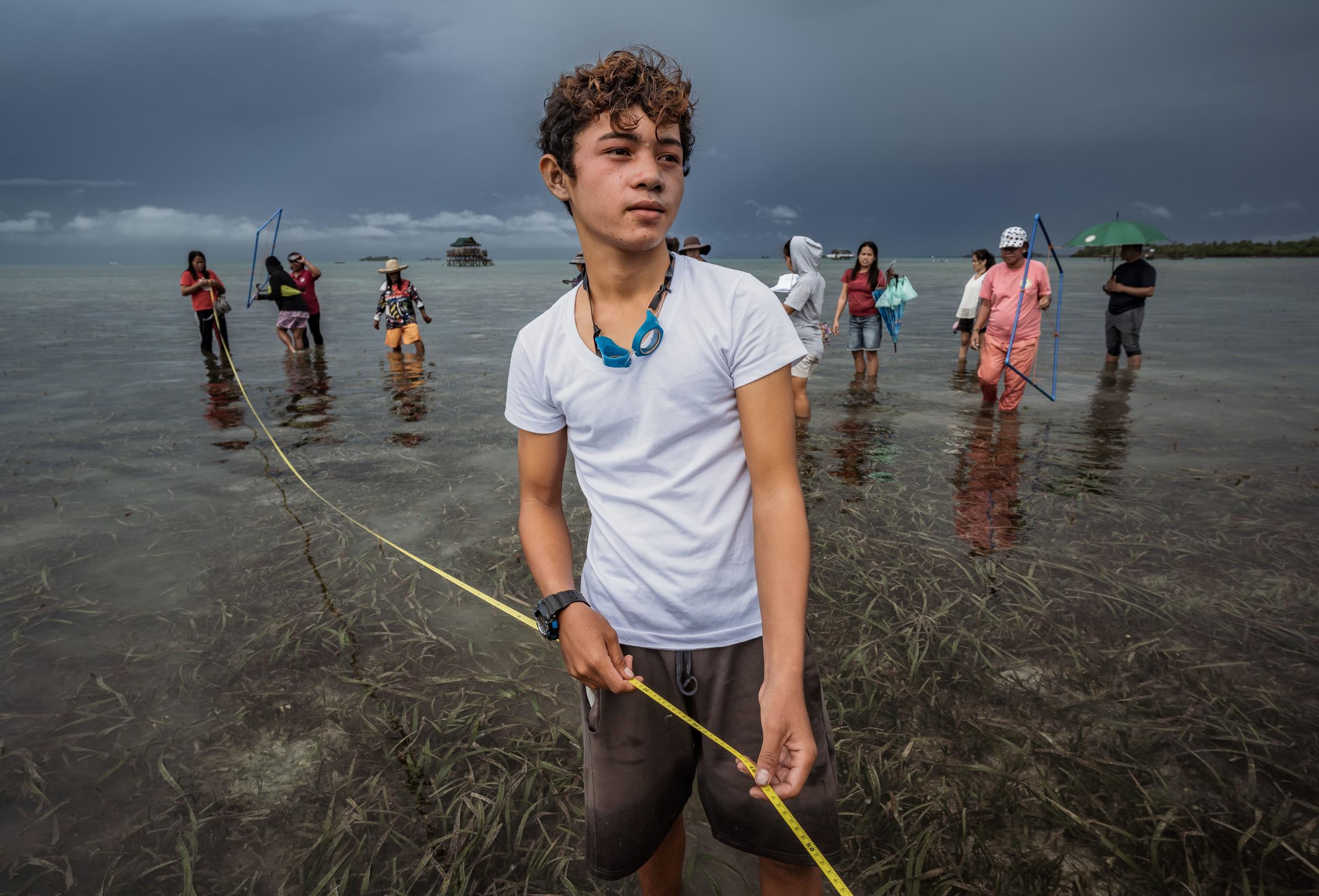 Ein Junge vermisst im Meer Seegras. (Foto: Jakob Studnar)