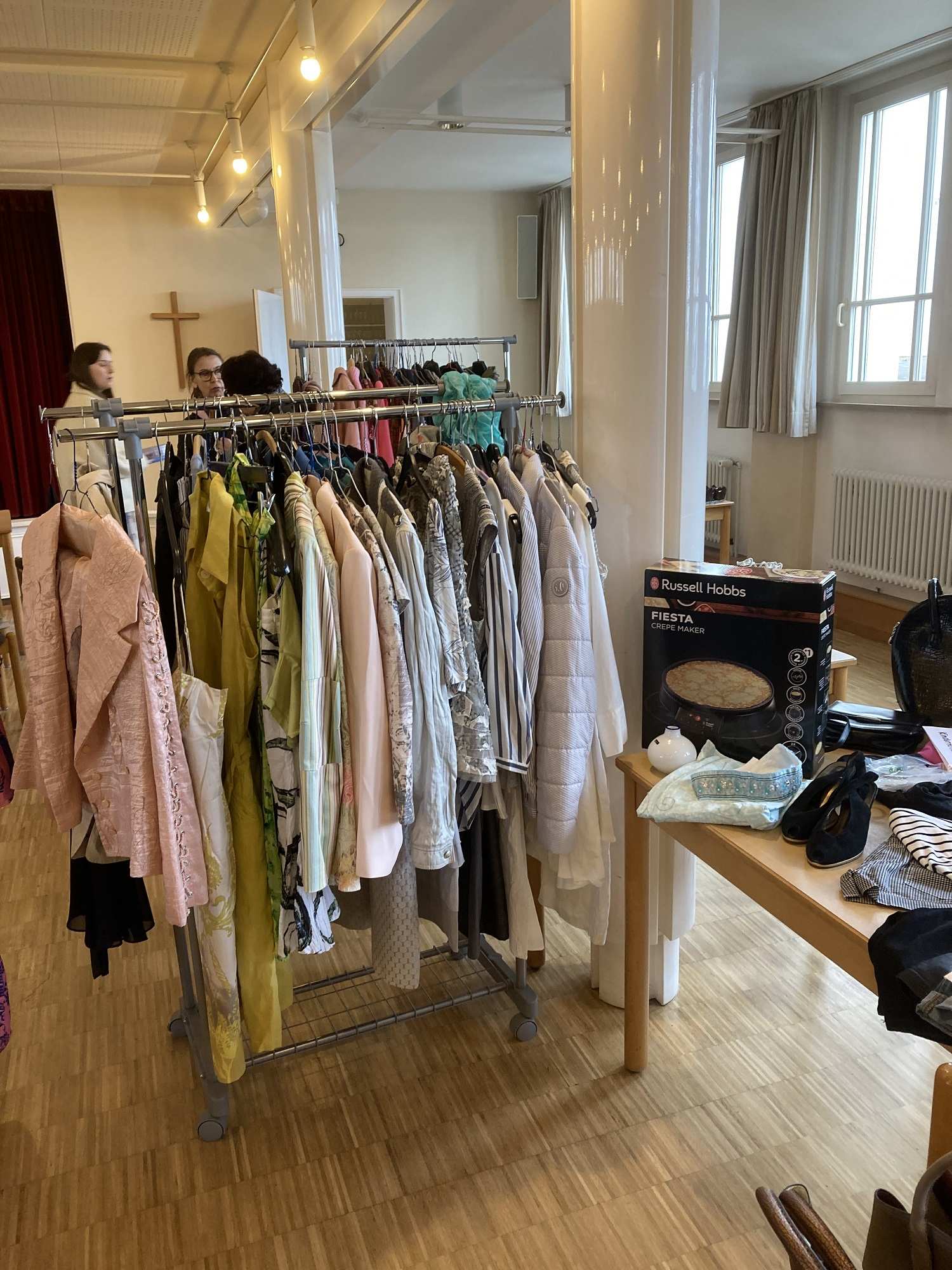 Eine Kleiderstange mit Kleidung (Quelle: privat) Eine Kleiderstange mit Kleidung (Quelle: privat)