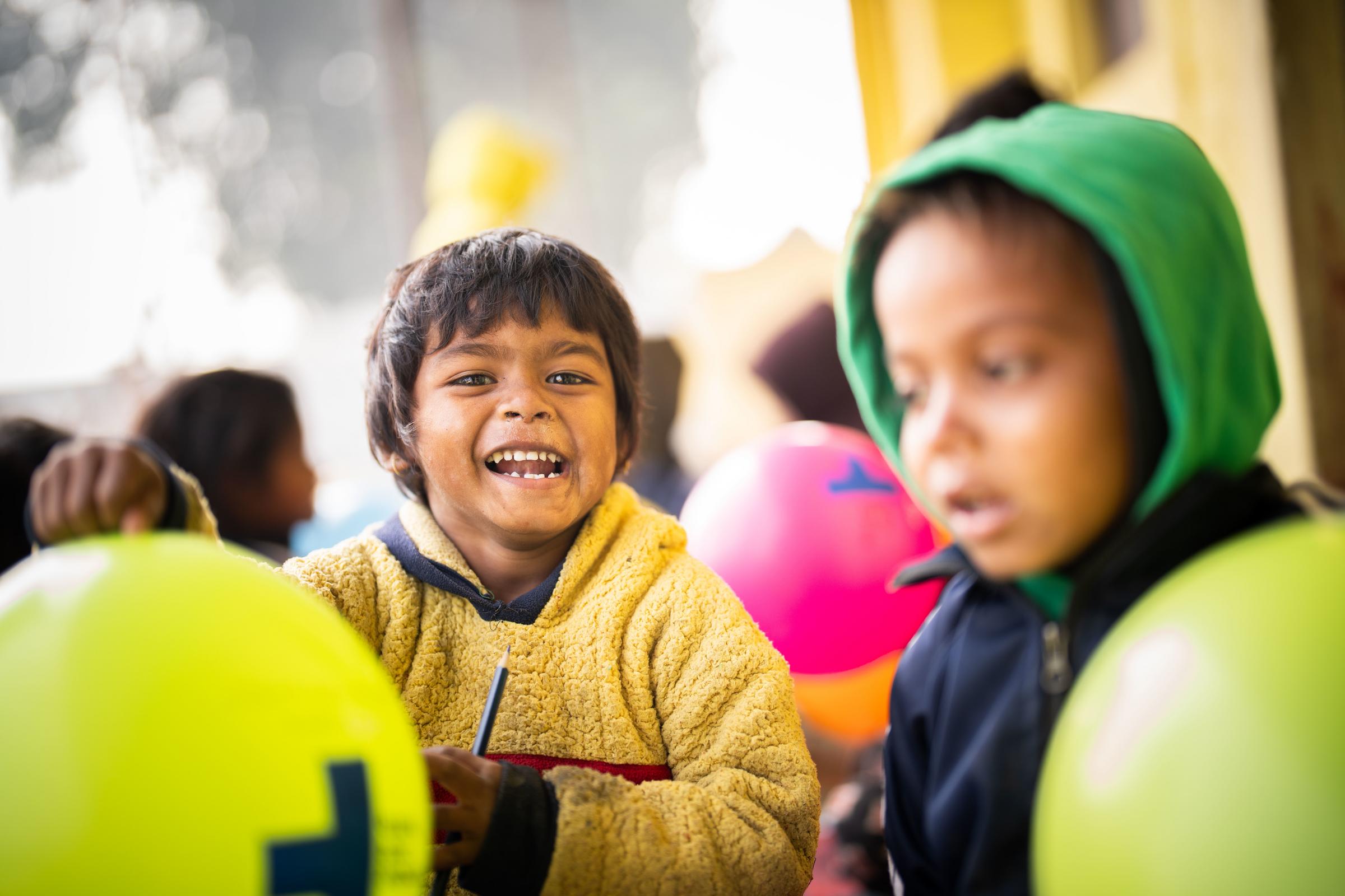 PROJEKT 31210  Sabine Heinrich besKinder aus dem Dorf Dayalpur in der Schule  in Nepal.Foto : Jakob Studnar / Kindernothilfe.