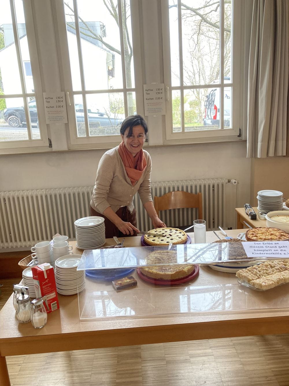 Eine Frau schneidet an einem Kuchenbüfett einen Kuchen an (Quelle: privat) Eine Frau schneidet an einem Kuchenbüfett einen Kuchen an (Quelle: privat)