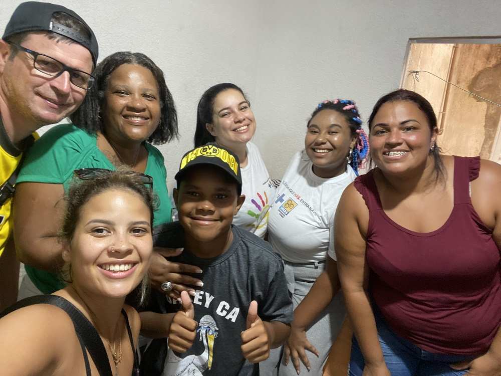 Eine Patenfamlie mit ihrem Patenkind, seiner Mutter und zwei Projektmitarbeiterinnen (Quelle: privat) Eine Patenfamlie mit ihrem Patenkind, seiner Mutter und zwei Projektmitarbeiterinnen (Quelle: privat)