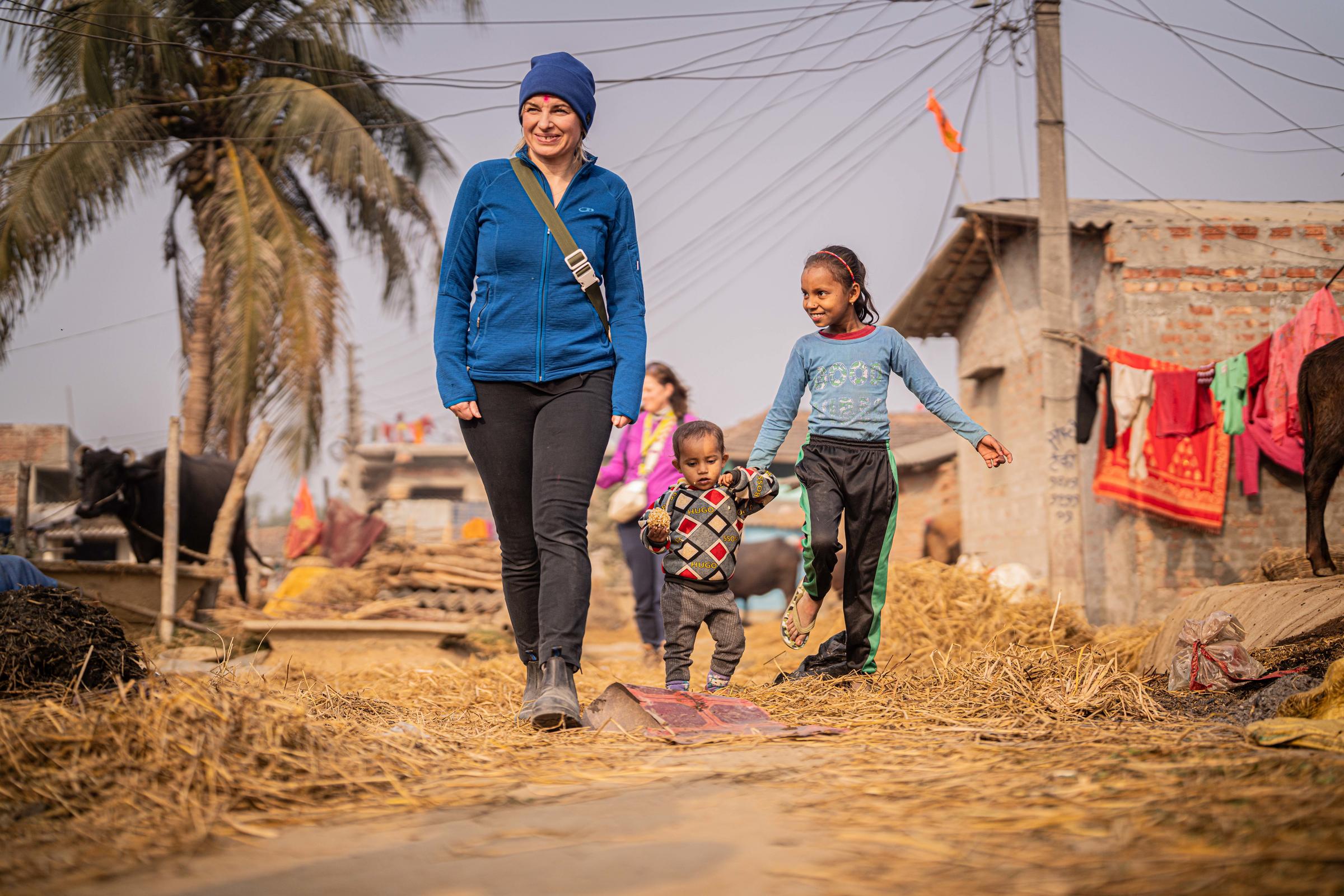 Sabine Heinrich läuft mit Kindern einen Weg lang Foto : Jakob Studnar /  Kindernothilfe. Sabine Heinrich läuft mit Kindern einen Weg lang Foto : Jakob Studnar /  Kindernothilfe.