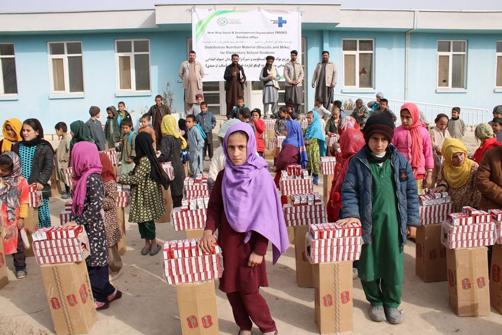 Nahrungsverteilung an Schulkinder in Afghanistan (Quelle: Kindernothilfe-Partner) Nahrungsverteilung an Schulkinder in Afghanistan (Quelle: Kindernothilfe-Partner)