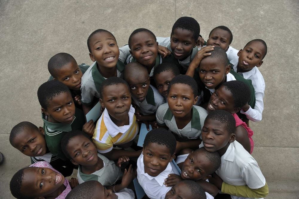 Gruppe von Kindern, die von oben fotografiert sind (Quelle: Manfred Fesl) Gruppe von Kindern, die von oben fotografiert sind (Quelle: Manfred Fesl)
