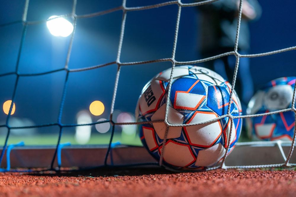 Ein Fußball liegt im Tor auf einem Sportplatz (Foto: Jakob Studnar/Kindernothilfe) Ein Fußball liegt im Tor auf einem Sportplatz (Foto: Jakob Studnar/Kindernothilfe)