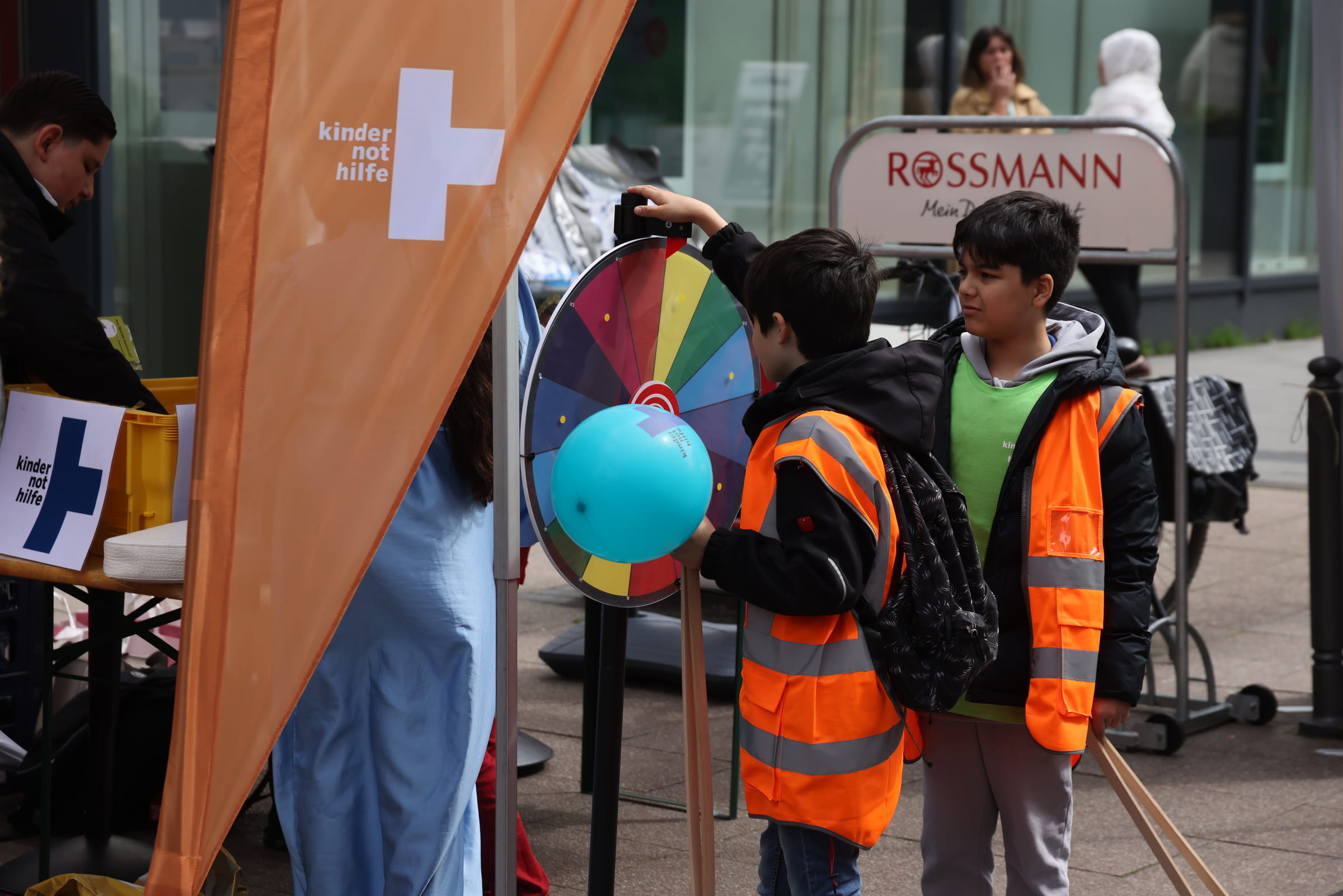 Zwei Jungs in Warnwesten am Stand der Kindernothilfe (Quelle: Ludwig Grunewald)