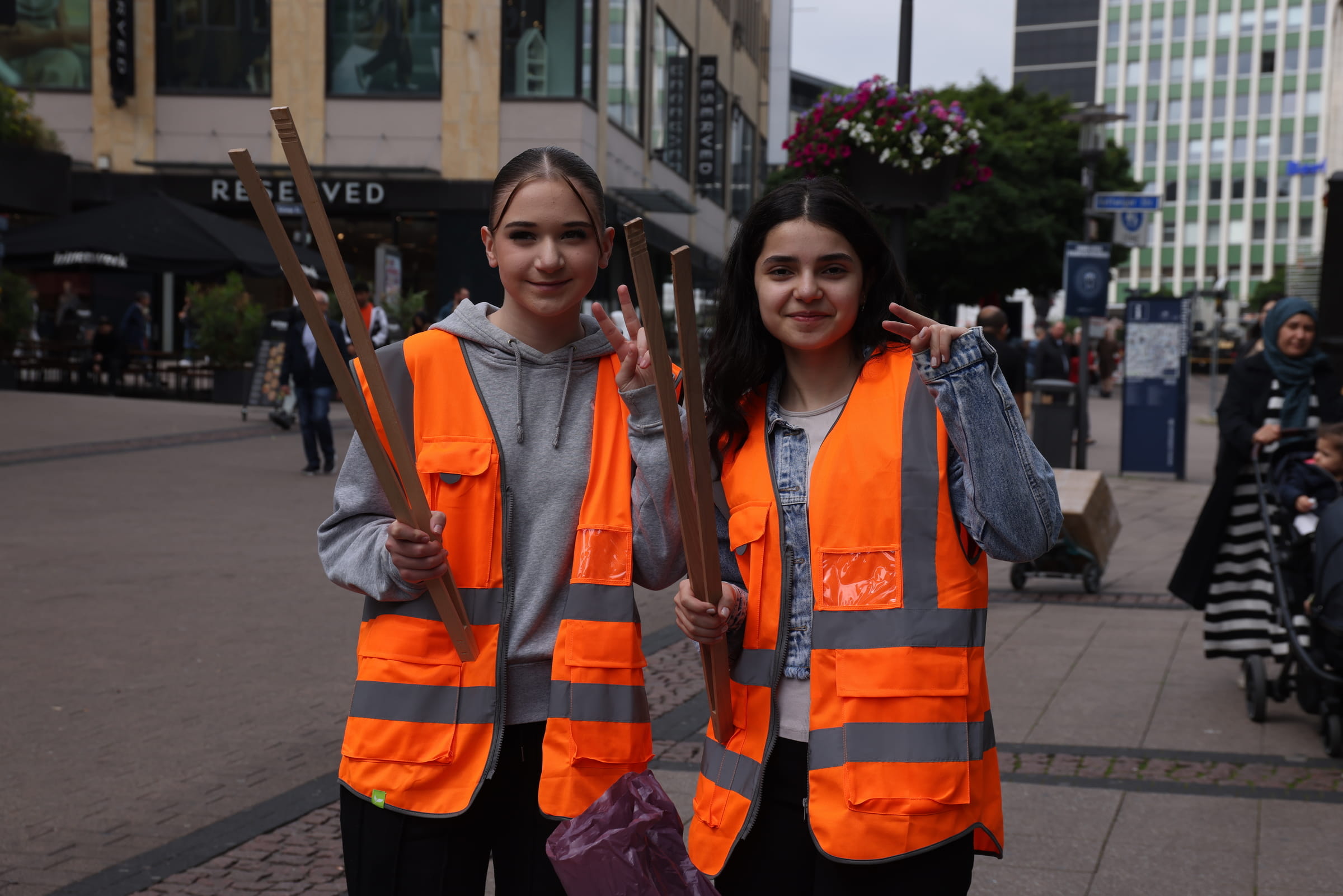 Zwei Mädchen in Warnwesten lächeln in die Kamera (Quelle: Ludwig Grunewald)