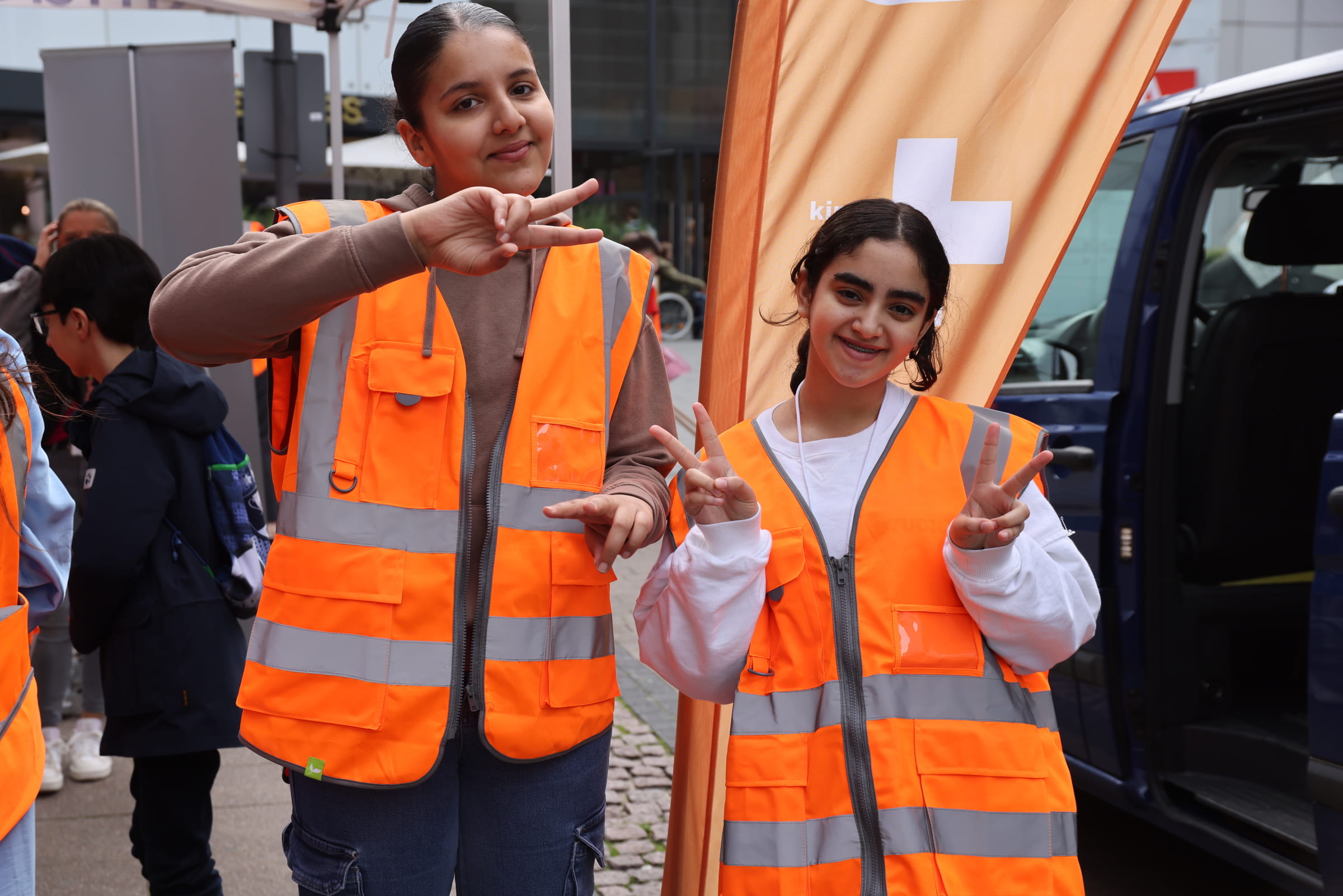 Zwei Mädchen in Warnwesten am Stand der Kindernothilfe (Quelle: Ludwig Grunewald)