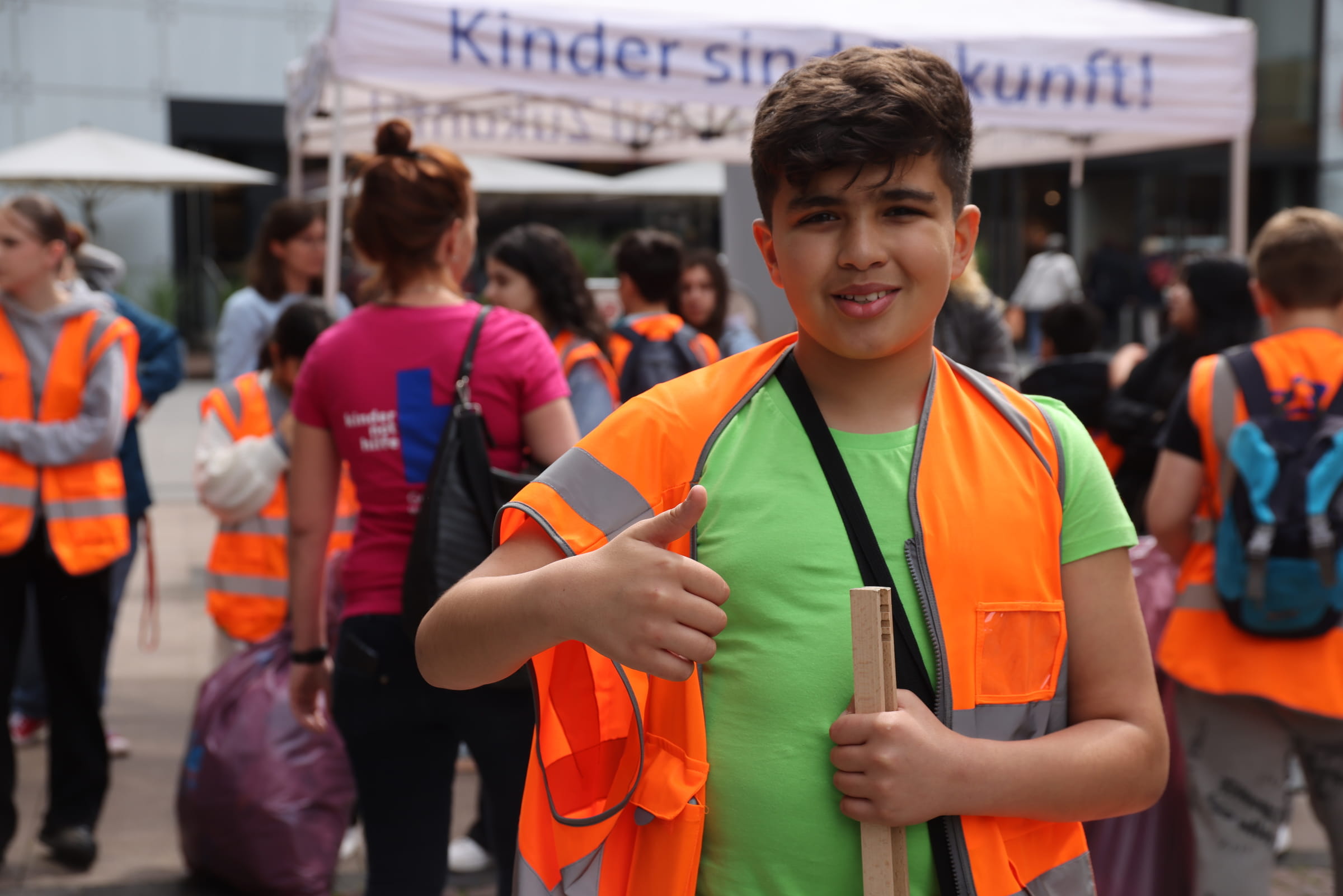 Junge in Warnweste zeigt Daumen hoch (Quelle: Ludwig Grunewald)