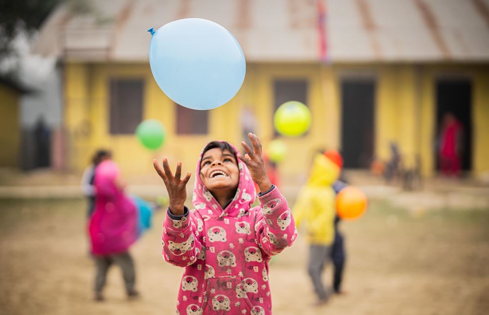 Mädchen spielt mit einem Luftballon. (Foto: Jakob Studnar) Mädchen spielt mit einem Luftballon. (Foto: Jakob Studnar)