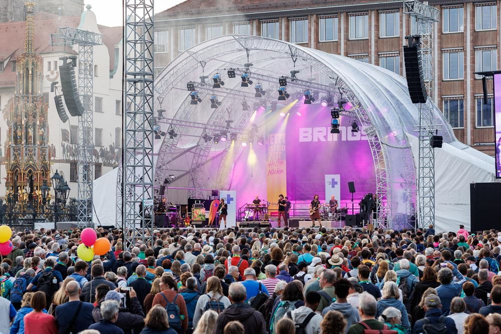 Großes Publikum steht vor der Bühne während die Band Brings spielt (Quelle: Daniel Karmann) Großes Publikum steht vor der Bühne während die Band Brings spielt (Quelle: Daniel Karmann)