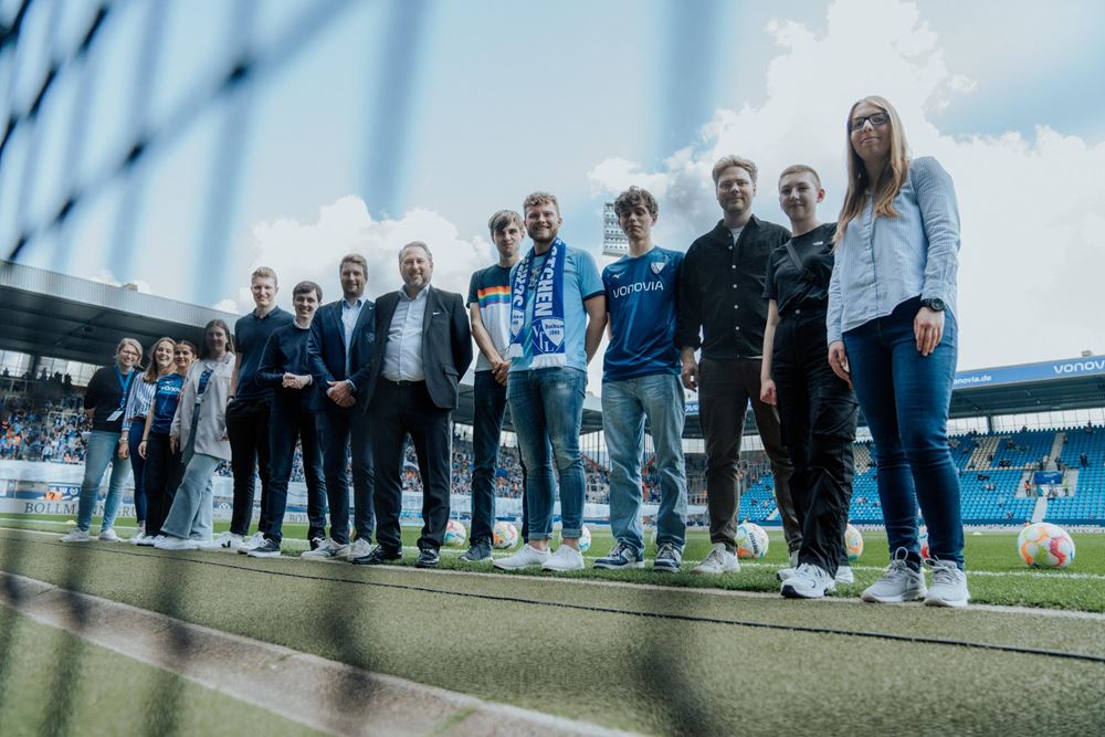 Beirat Zukunft vom VfL Bochum 1848 und der Kindernothilfe auf dem Spielfeld (Quelle: VFL Bochum) Beirat Zukunft vom VfL Bochum 1848 und der Kindernothilfe auf dem Spielfeld (Quelle: VFL Bochum)