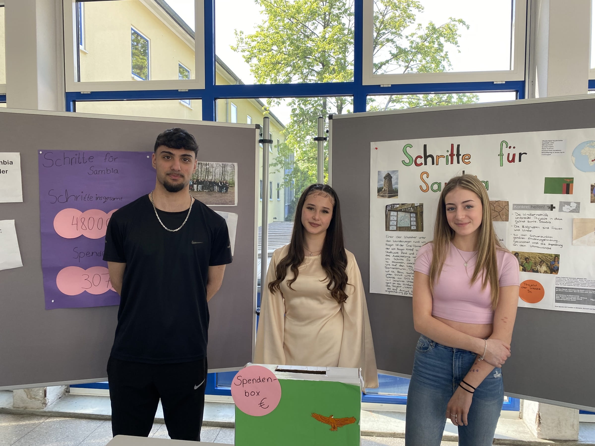 3 Jugendliche stehen vor zwei Tafeln mit selbst gefertigten Postern (Quelle: privat) 3 Jugendliche stehen vor zwei Tafeln mit selbst gefertigten Postern (Quelle: privat)