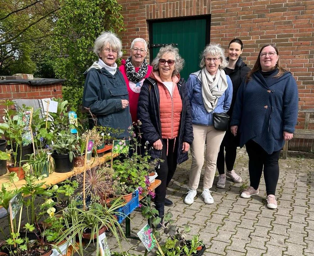 Der Arbeitskreis Bremen mit mehreren Reihen von Blumentöpfen mit Pflanzen (Quelle: privat) Der Arbeitskreis Bremen mit mehreren Reihen von Blumentöpfen mit Pflanzen (Quelle: privat)