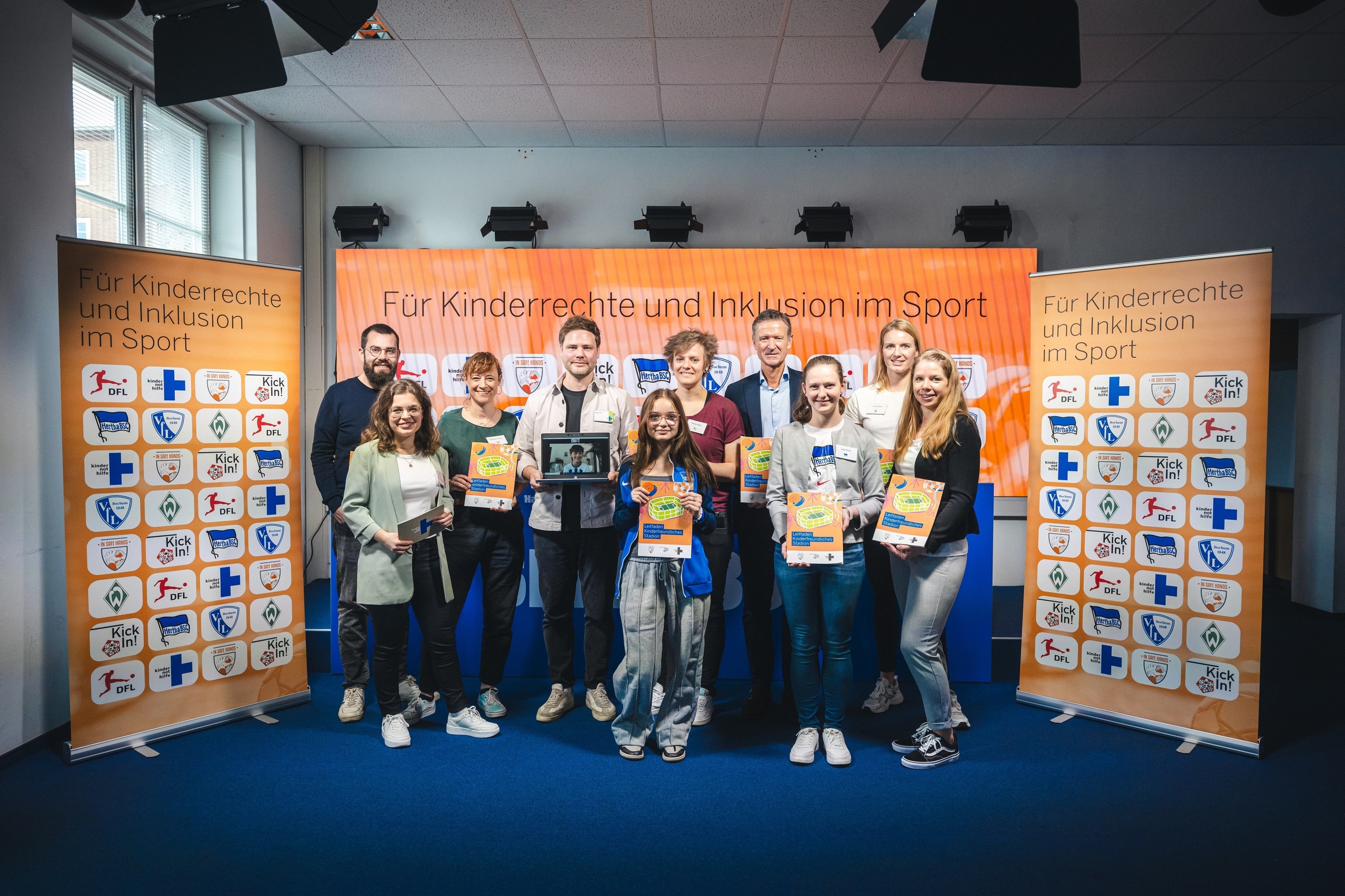 Pressekonferenz zum Leitfaden kindersicheres Stadion - Gruppenfoto der beteiligten Organisationen (Quelle: City-Press)