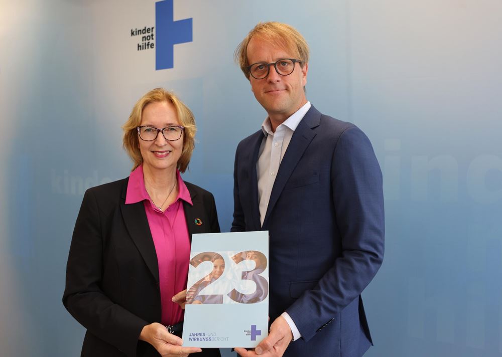 Pressekonferenz JPK: Vorstandsvorsitzende der Kindernothilfe, Katrin Weidemann, und Vorstandsmitglied Carsten Montag stellen den Jahresbericht 2023 der Kindernothilfe vor (Quelle: Ralf Krämer) Pressekonferenz JPK: Vorstandsvorsitzende der Kindernothilfe, Katrin Weidemann, und Vorstandsmitglied Carsten Montag stellen den Jahresbericht 2023 der Kindernothilfe vor (Quelle: Ralf Krämer)