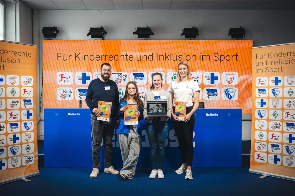 Teilnehmer der Pressekonferenz zum Thema Kinderrechte im Sport mit Leitfaden in der Hand (Foto von Moritz Eden / City-Press GmbH Bildagentur) Teilnehmer der Pressekonferenz zum Thema Kinderrechte im Sport mit Leitfaden in der Hand (Foto von Moritz Eden / City-Press GmbH Bildagentur)