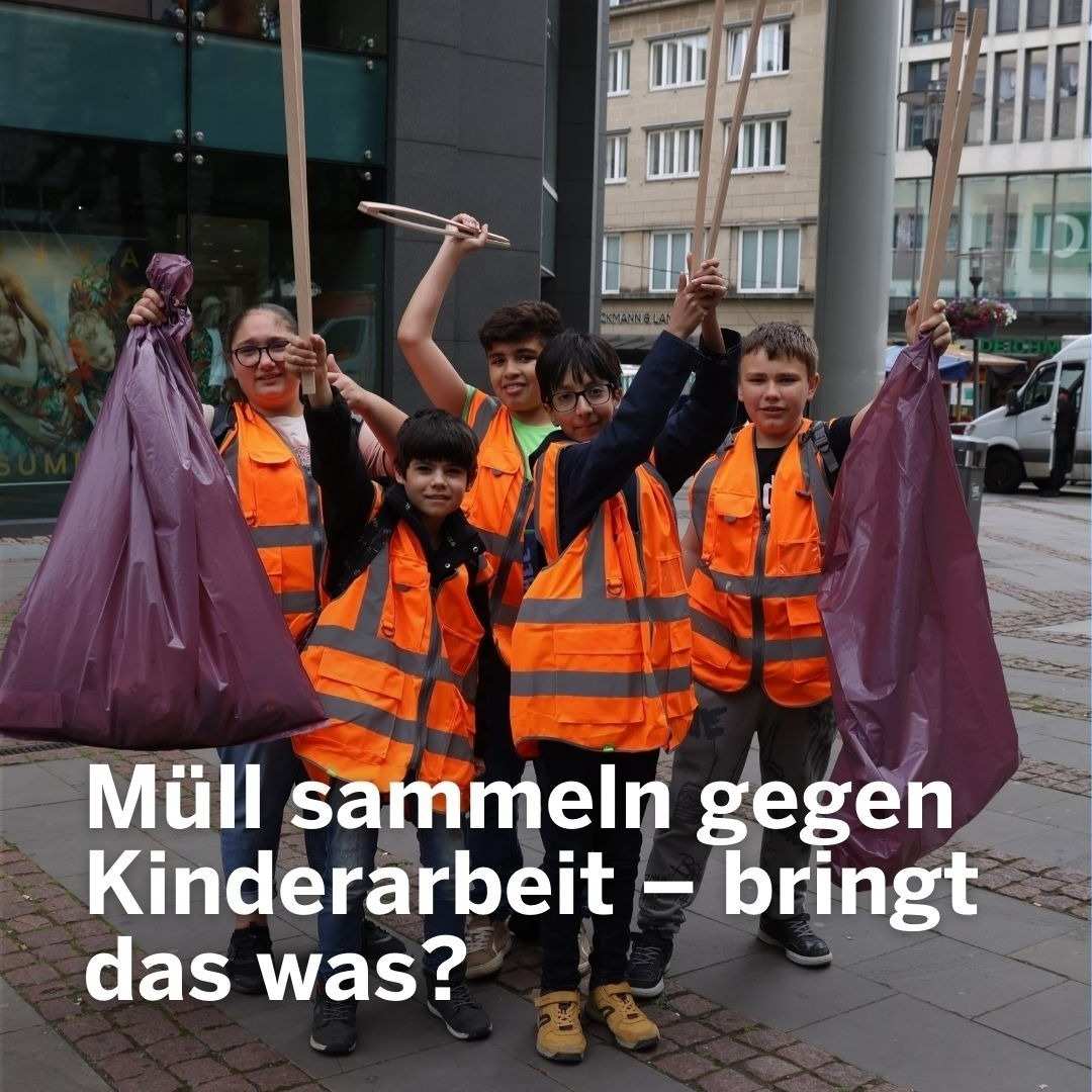 Essener Kinder sammeln Abfall für den guten Zweck und halten stolz die vollen Mülltüten in der Hand (Foto: Kindernothilfe)