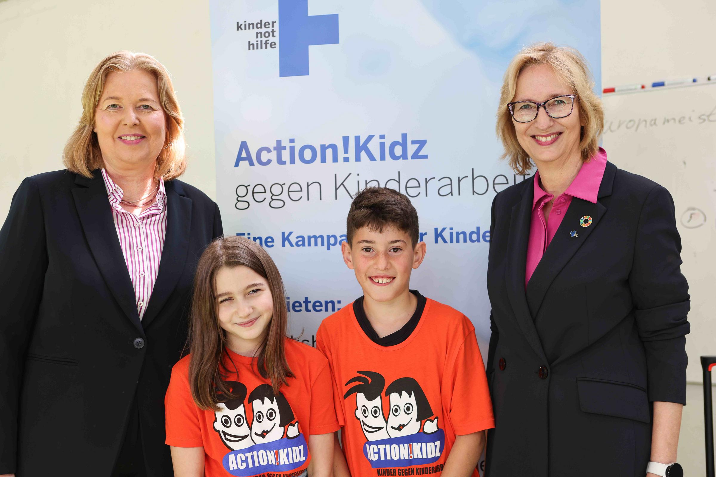 Besuch in der Albert-Schweitzer-Grundschule in Duisburg: Bundestagspräsidentin Bärbel Bas, Schülersprecherin Kayra, Schülersprecher Fatih und Kindernothilfe-Vorstandsvorsitzende Katrin Weidemann (V. l. n. r.; Quelle: Ralf Krämer/Kindernothilfe) Besuch in der Albert-Schweitzer-Grundschule in Duisburg: Bundestagspräsidentin Bärbel Bas, Schülersprecherin Kayra, Schülersprecher Fatih und Kindernothilfe-Vorstandsvorsitzende Katrin Weidemann (V. l. n. r.; Quelle: Ralf Krämer/Kindernothilfe)