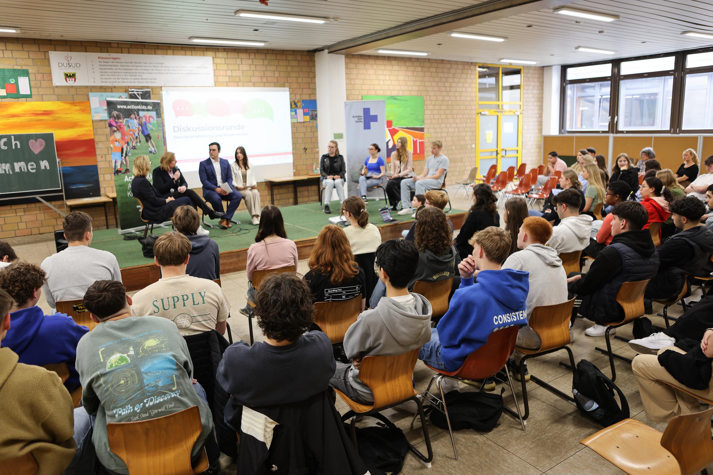 Podiumsdiskussion von Bärbel Bas mit Schülerinnen und Schülern der Gesamtschule Süd in Duisburg (Quelle: Ralf Krämer)