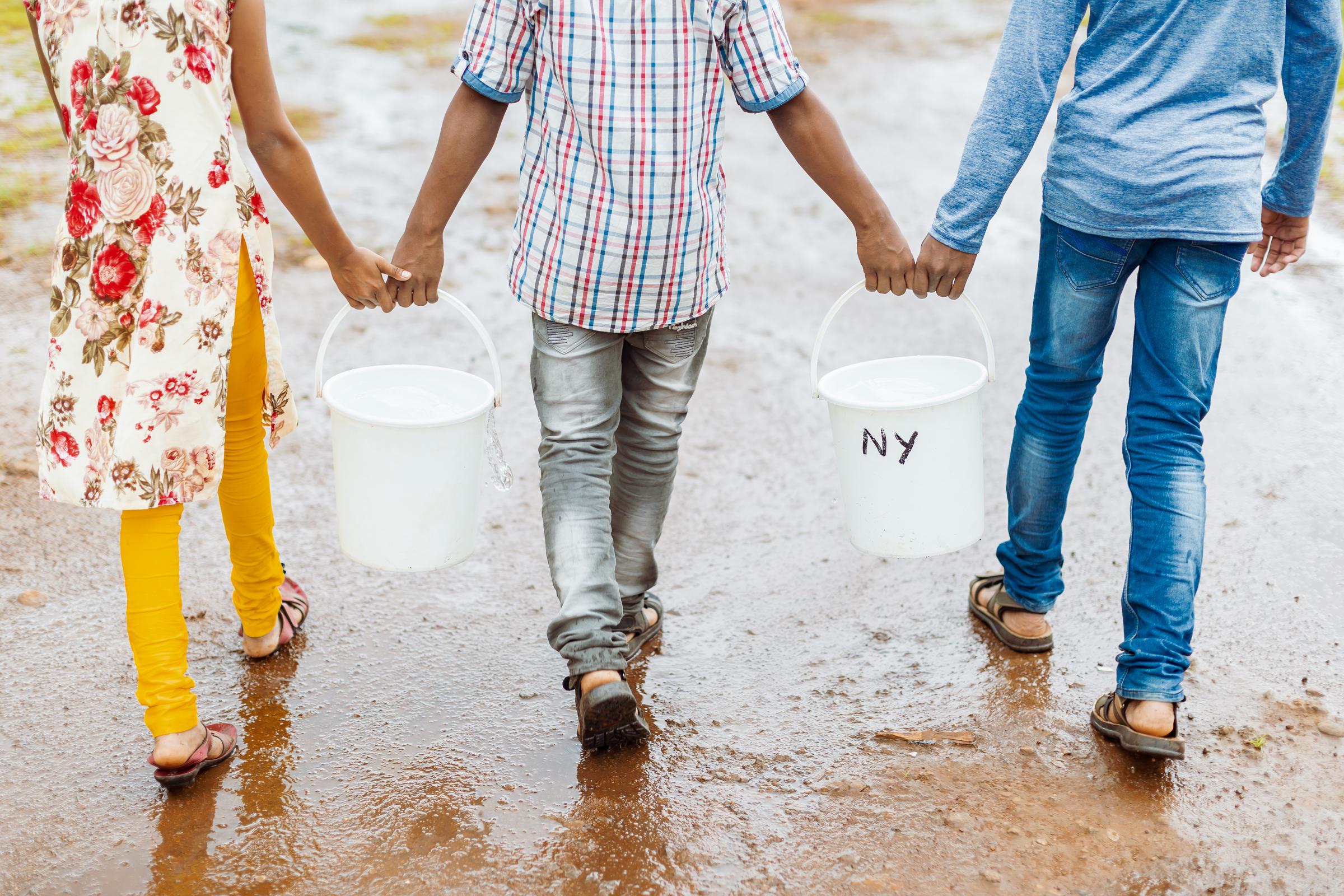 Drei Kinder von hinten zu sehen laufen Hand in Hand (Quelle: Jakob Studnar)