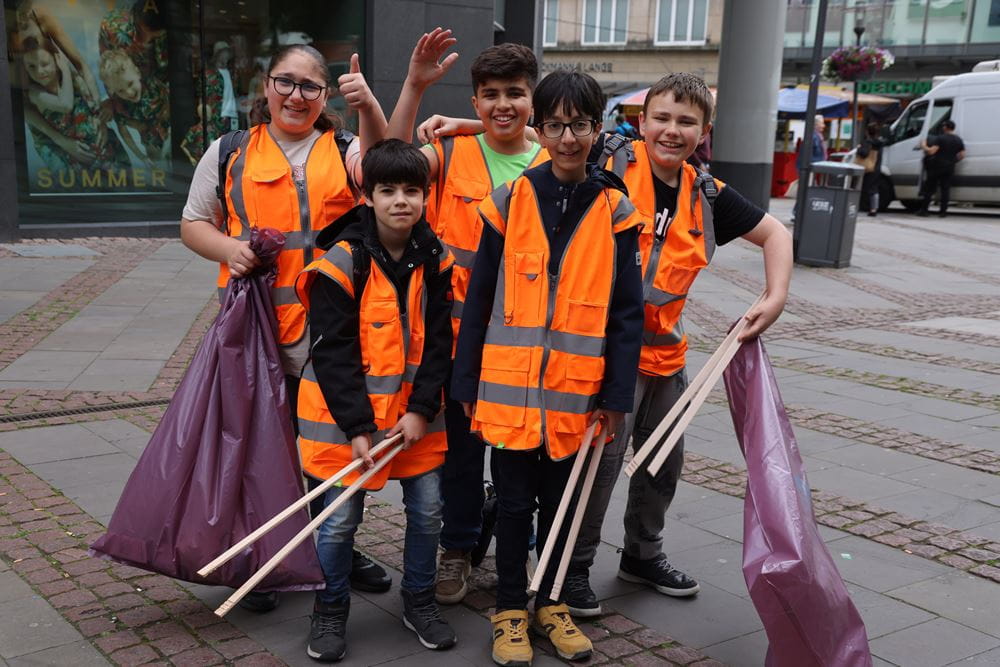 Die Action!Kidz posieren in Warnwesten mit Müllbeuteln in der Hand (Quelle: Ludwig Grunewald) Die Action!Kidz posieren in Warnwesten mit Müllbeuteln in der Hand (Quelle: Ludwig Grunewald)