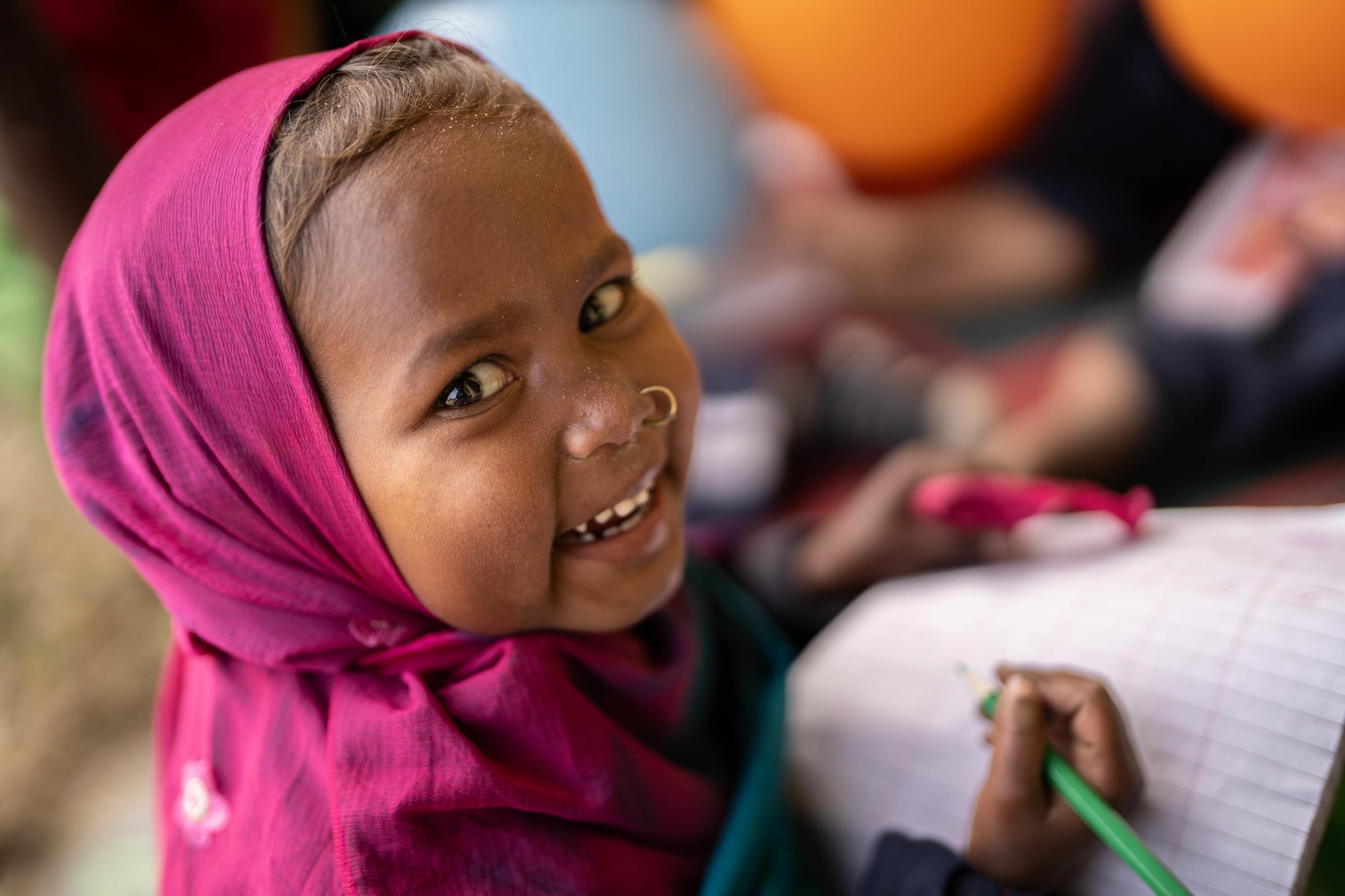 Mädchen lacht in die Kamera (Quelle: Jakob Studnar)