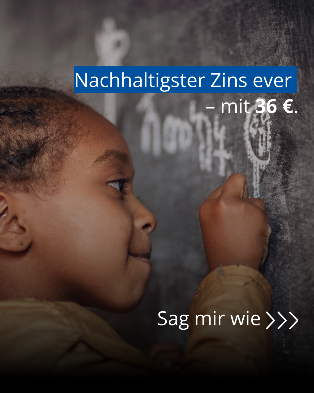 Ein Kind schreibt mit Kreide etwas auf die tafel