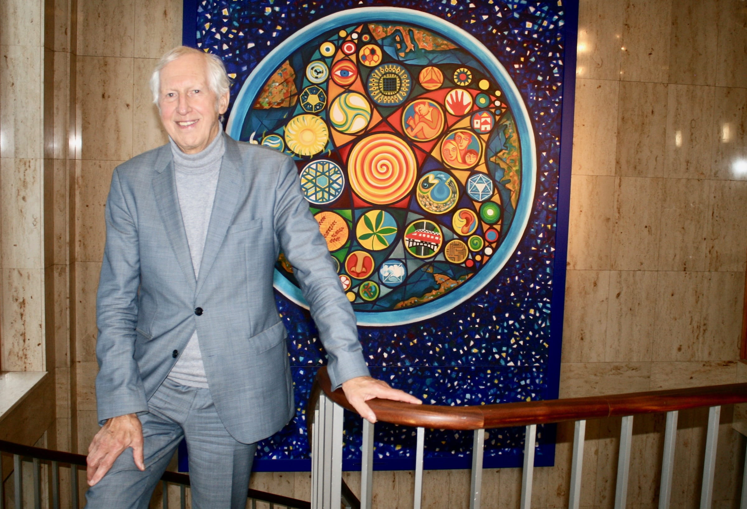 Prof. Gege steht auf einer Treppe vor einem bunten Bild (Quelle: Jürgen Schübelin) Prof. Gege steht auf einer Treppe vor einem bunten Bild (Quelle: Jürgen Schübelin)