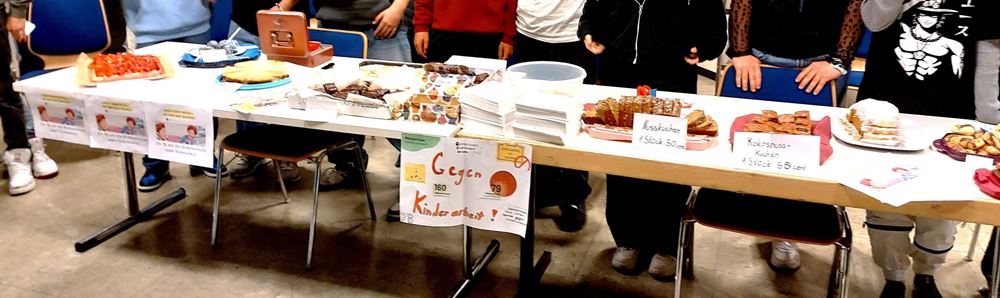 Ein langer Tisch mit Kuchen, Muffins und weiterem Gebäck (Quelle: privat) Ein langer Tisch mit Kuchen, Muffins und weiterem Gebäck (Quelle: privat)