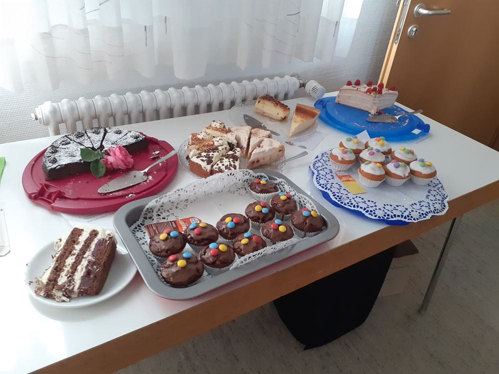 Ein Tisch mit Kuchen und Muffins (Quelle: privat) Ein Tisch mit Kuchen und Muffins (Quelle: privat)