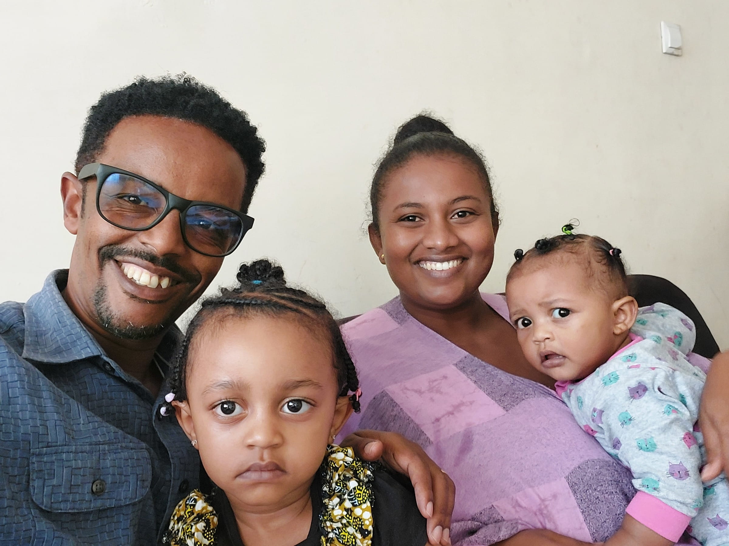 Ein ehemaliges Patenkind mit seiner Frau und zwei Kleinkindern (Quelle: privat) Ein ehemaliges Patenkind mit seiner Frau und zwei Kleinkindern (Quelle: privat)