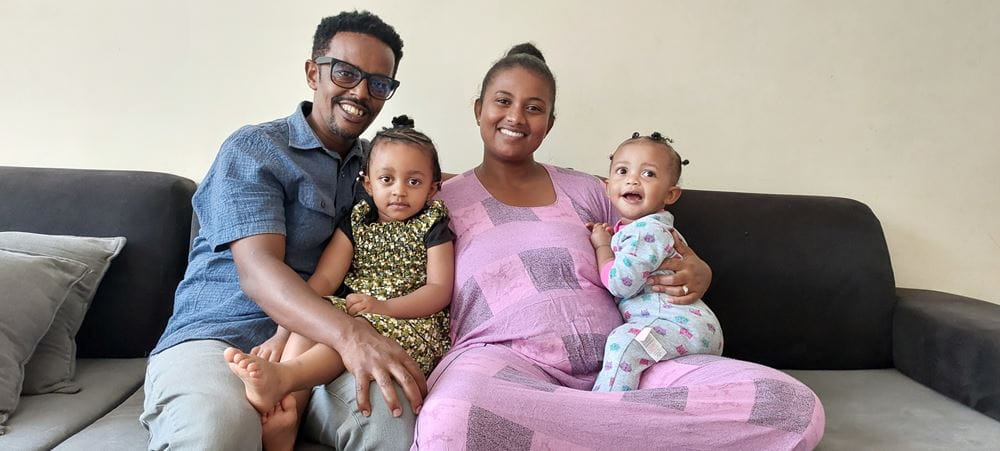 Eine Familie sitzt auf einem Sofa - Tinsae mit seiner Frau und seinen beiden kleinen Kindern (Quelle: privat) Eine Familie sitzt auf einem Sofa - Tinsae mit seiner Frau und seinen beiden kleinen Kindern (Quelle: privat)