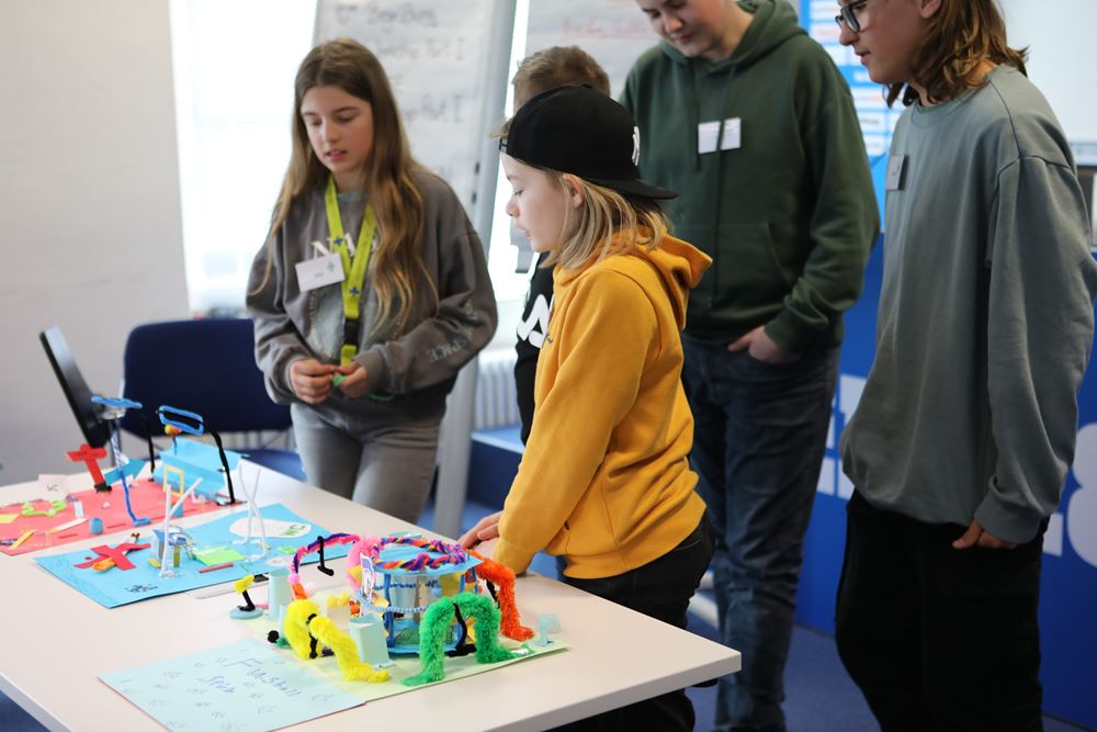 Workshop zum Projekt "Kinderfreundliches Stadion": Kinder stellen ihr selbstgebasteltes, kinderfreundliches Stadion vor (Quelle: Kindernothilfe) Workshop zum Projekt "Kinderfreundliches Stadion": Kinder stellen ihr selbstgebasteltes, kinderfreundliches Stadion vor (Quelle: Kindernothilfe)