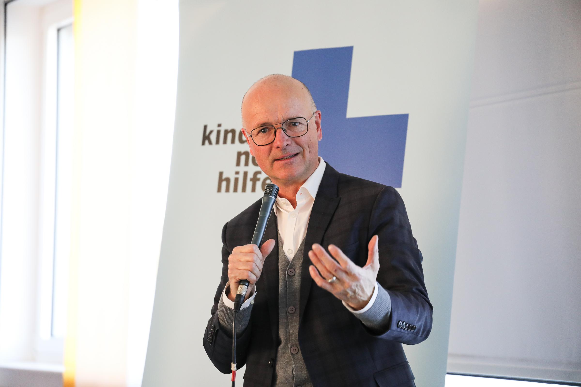 Meteorologe Karsten Schwanke bei einem Vortrag bei der Kindernothilfe (Foto: Ralf Krämer/Kindernothilfe)