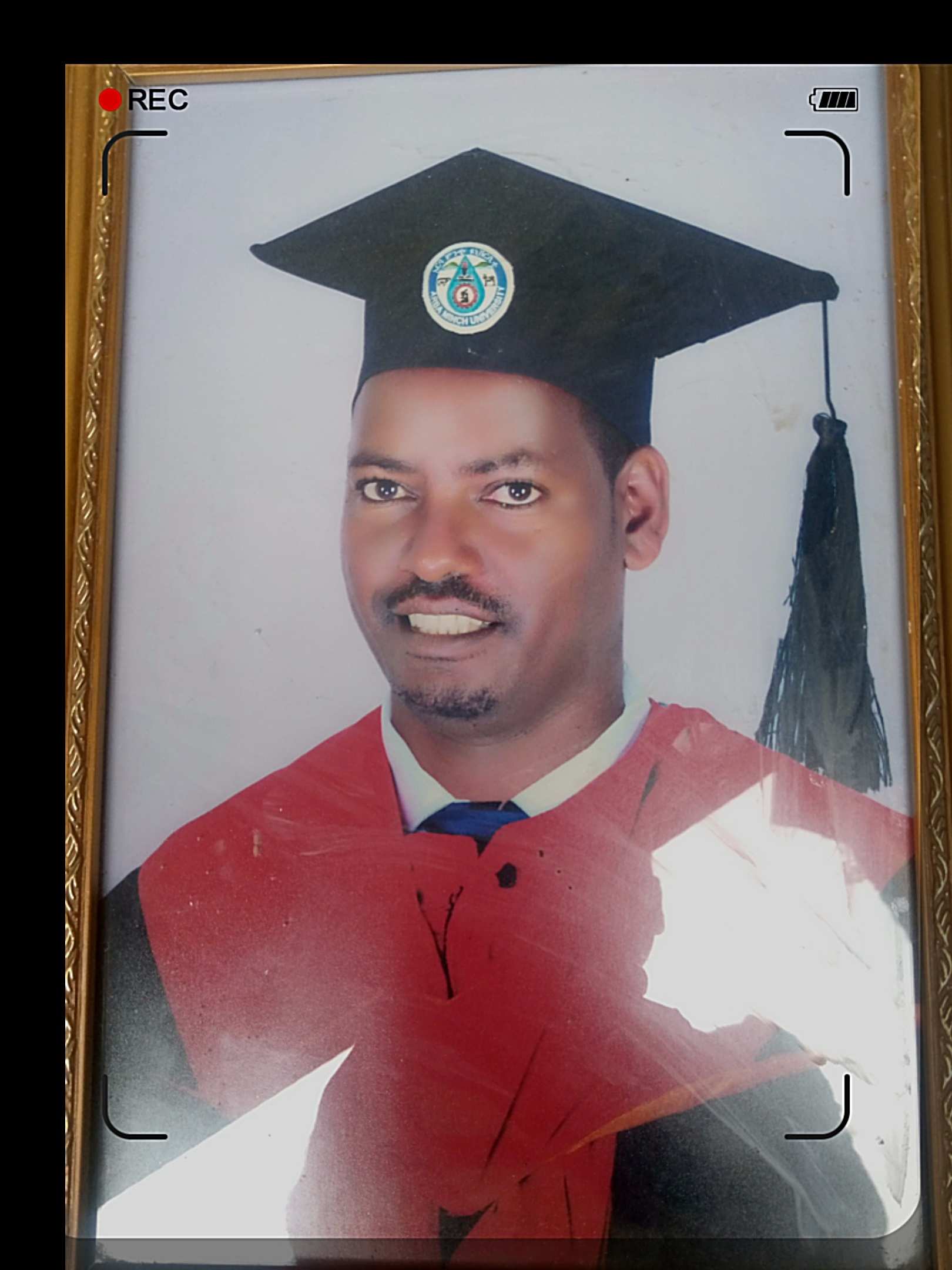 Ein junger Mann mit einem Doktorhut und einer roten Robe (Quelle: privat) Ein junger Mann mit einem Doktorhut und einer roten Robe (Quelle: privat)