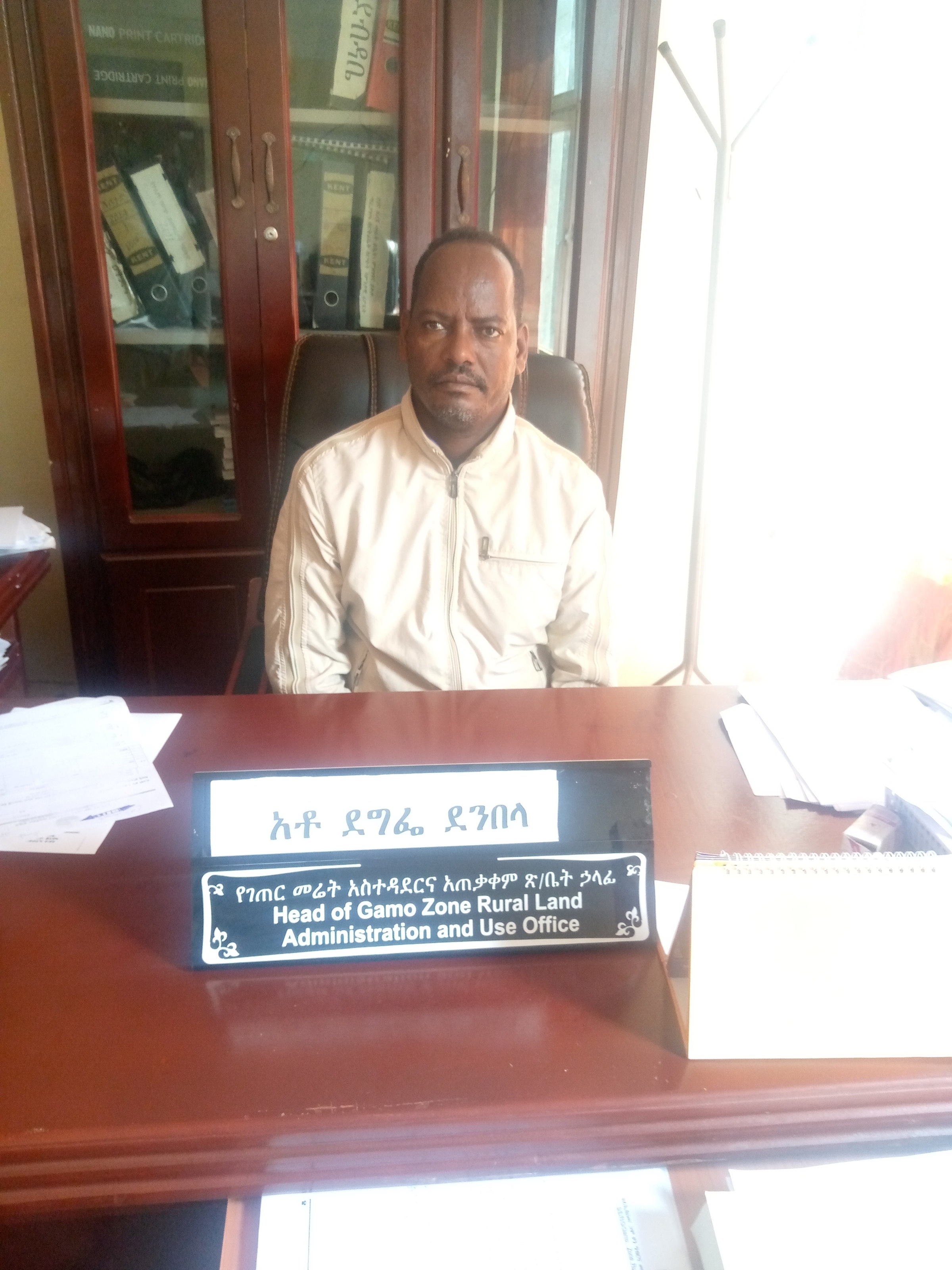 Ein Mann sitzt an einem Schreibisch  (Quelle: privat)