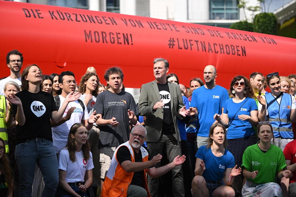 Um ihrem Anliegen Gehör zu verschaffen, versammelten sich am 17. Juli 2024 zahlreiche Verteter*innen mehrerer Hilfs- und Entwicklungsorganisationen vor dem Kanzleramt. Ausgestattet mit einem 12 Meter langen Rotstift appellierten sie an die Bundesregierung, die Kürzungen für die Entwicklungszusammenarbeit und humanitäre Hilfe zurückzunehmen. Initiiert wurde die Aktion von der Entwicklungsorganisation ONE und dem Bündnis #LuftNachOben. Um ihrem Anliegen Gehör zu verschaffen, versammelten sich am 17. Juli 2024 zahlreiche Verteter*innen mehrerer Hilfs- und Entwicklungsorganisationen vor dem Kanzleramt. Ausgestattet mit einem 12 Meter langen Rotstift appellierten sie an die Bundesregierung, die Kürzungen für die Entwicklungszusammenarbeit und humanitäre Hilfe zurückzunehmen. Initiiert wurde die Aktion von der Entwicklungsorganisation ONE und dem Bündnis #LuftNachOben.