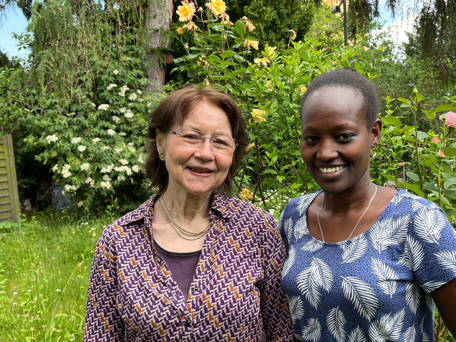 Eden Ollo, ehemaliges Patenkind aus Äthiopien, mit ihrer Patin in deren Garten (Quelle: privat) Eden Ollo, ehemaliges Patenkind aus Äthiopien, mit ihrer Patin in deren Garten (Quelle: privat)